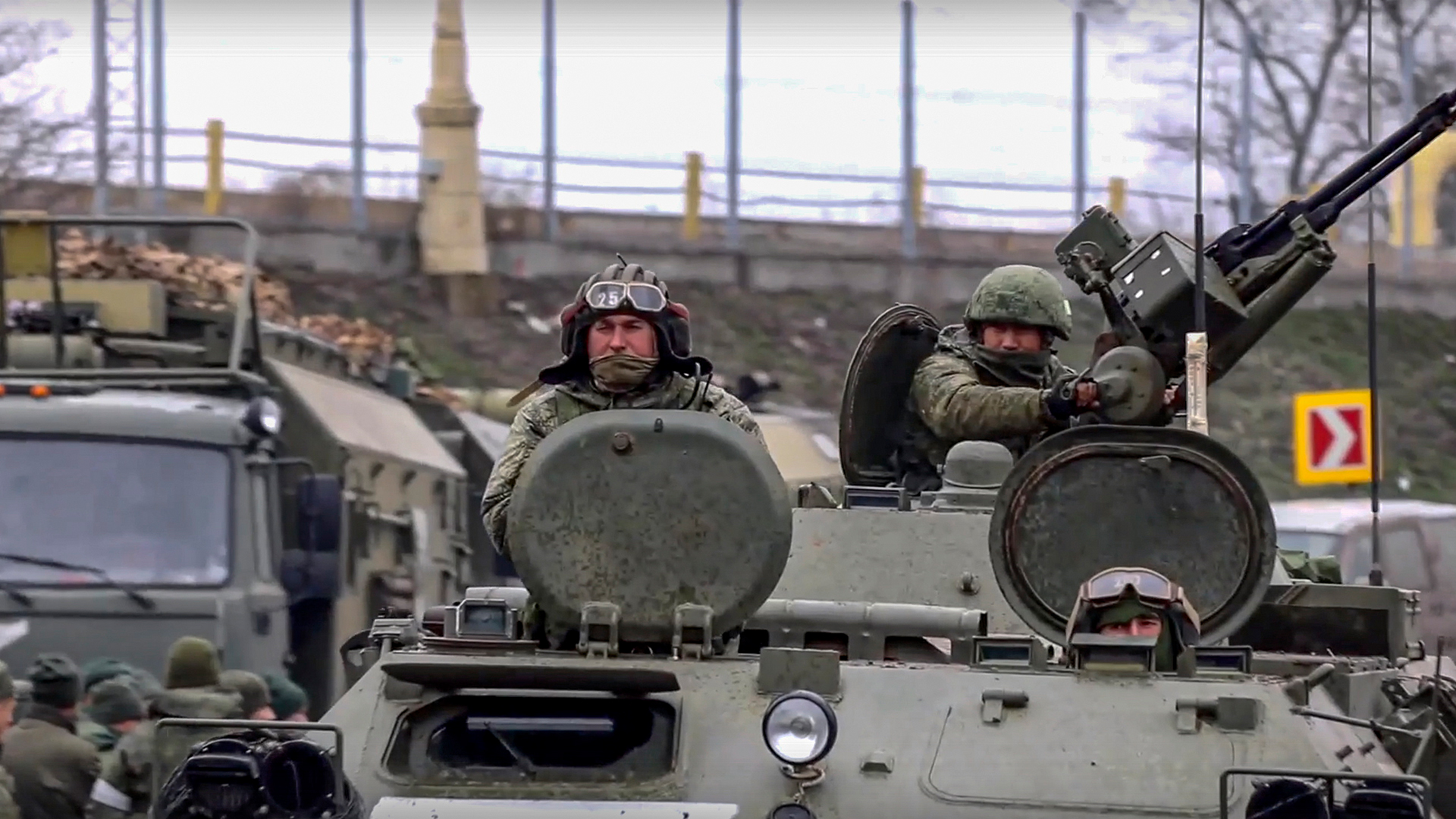 Russische Soldaten auf gepanzerten Militärfahrzeugen auf einer Straße in der Nähe von Kiew. | EPA