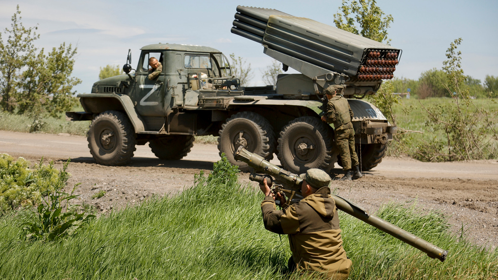 Ein Milizionär der Volksrepublik Donezk macht sich mit einem tragbaren Luftabwehrsystem an einer Stelle unweit von Panteleimoniwka in dem von der Donezker Regierung kontrollierten Gebiet schussbereit.  | AP