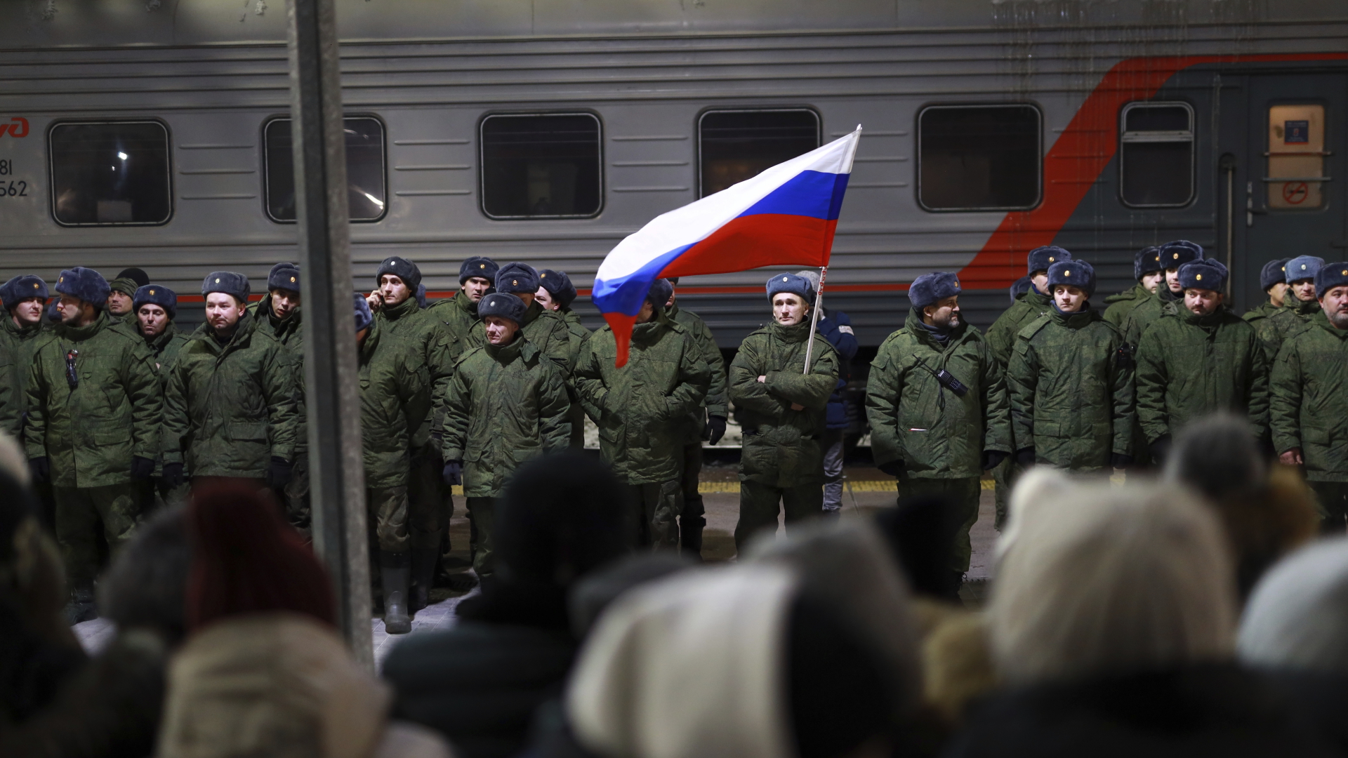Soldaten, die kürzlich von Russland mobilisiert wurden, stehen bei einer Zeremonie vor dem Einsteigen in einen Zug auf einem Bahnhof.