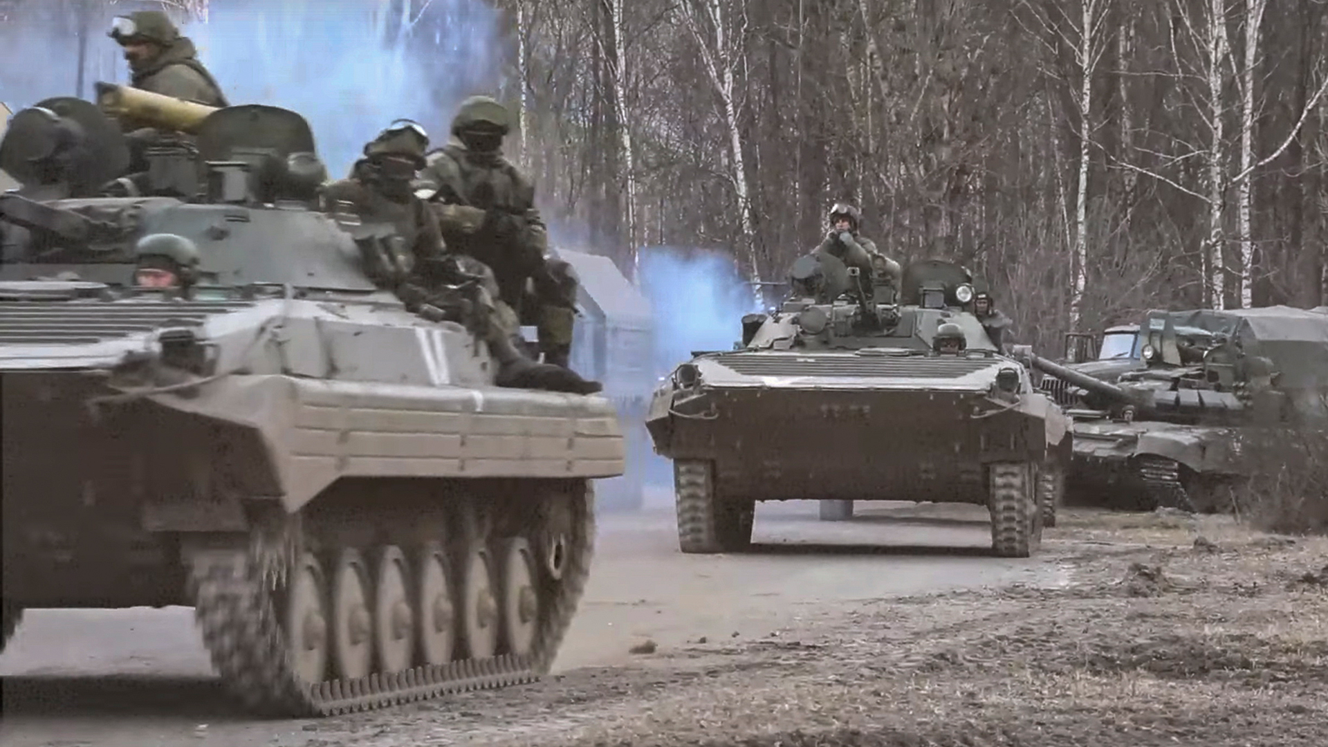 Russische Soldaten auf einem gepanzerten Militärfahrzeug in der Nähe von Kiew. | EPA