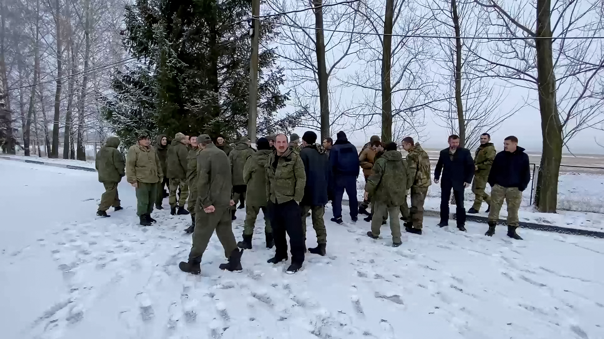 Ein Standbild aus einem Video zeigt gefangene russische Soldaten in der Nähe eines Busses nach dem jüngsten Austausch von Kriegsgefangenen an einem unbekannten Ort. | via REUTERS