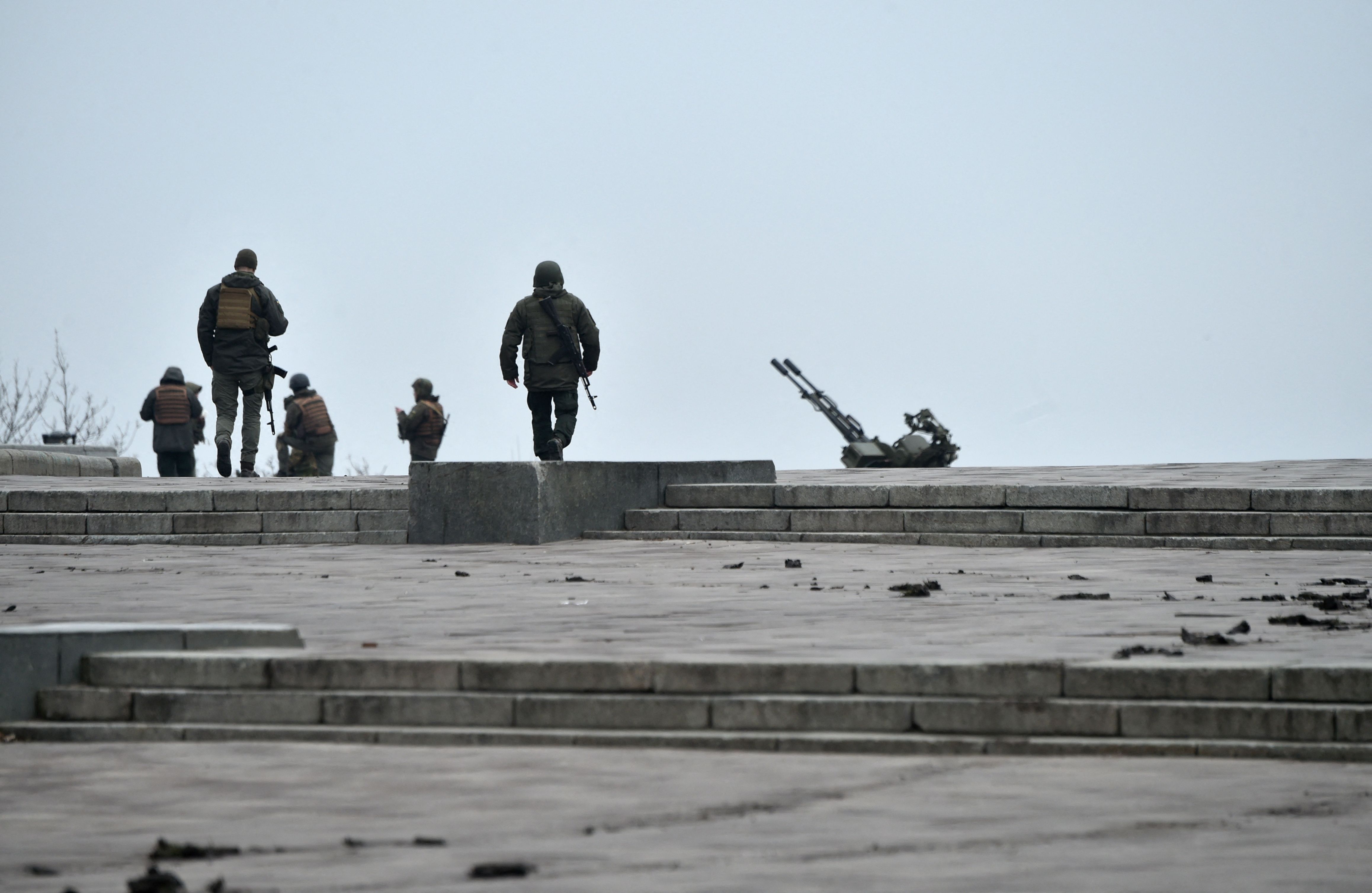Ukrainische Soldaten beziehen im Zentrum der ukrainischen Hauptstadt Kiew Stellung. | AFP