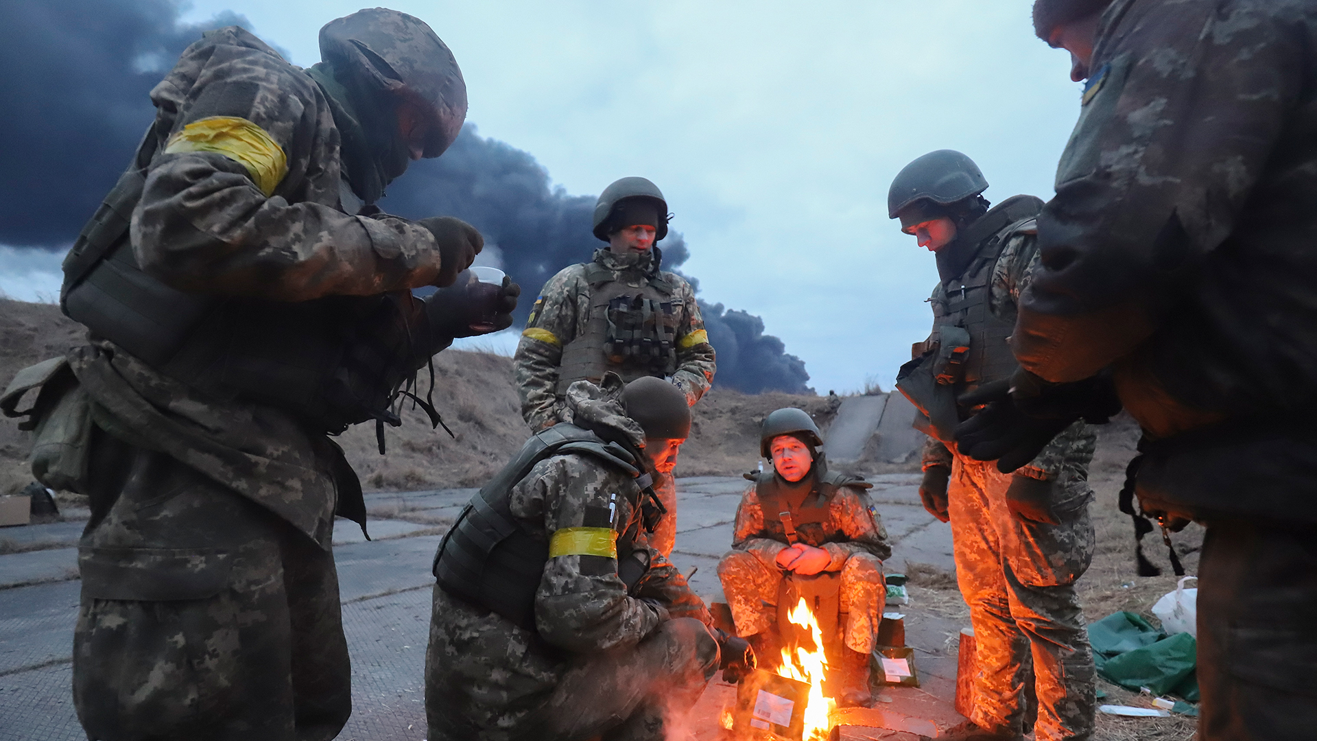 Ukrainische Soldaten machen eine Pause nahe Kiew | EPA