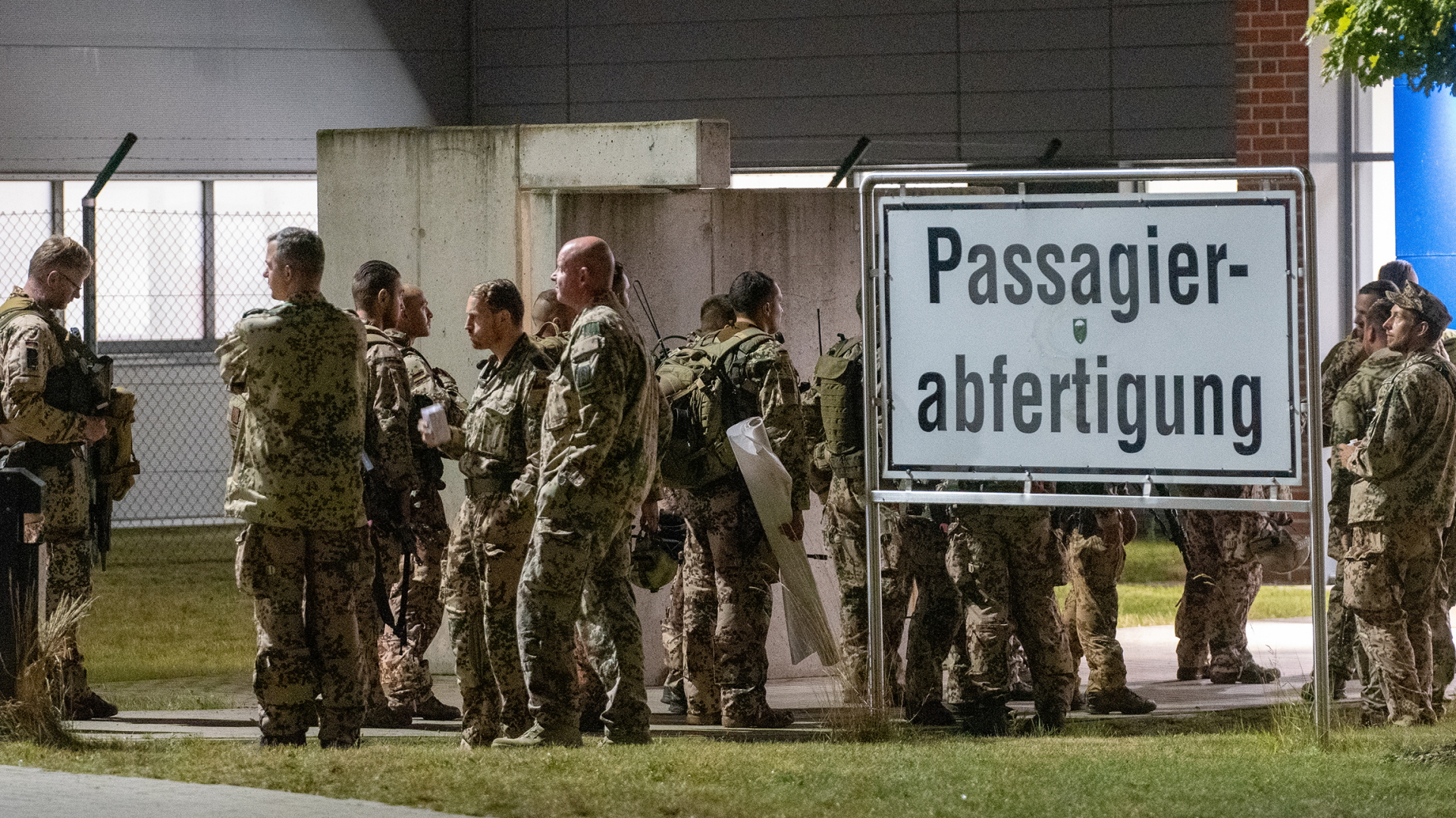 Soldaten stehen am Fliegerhorst Wunstorf vor dem Abflug nach Afghanistan