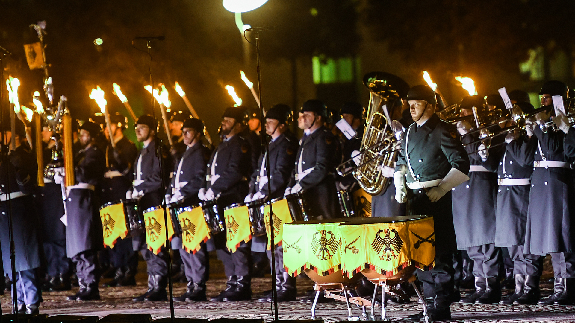 Soldaten nehmen an dem GroÃen Zapfenstreich in Berlin teil. (Archivbild: Oktober 2021) | dpa