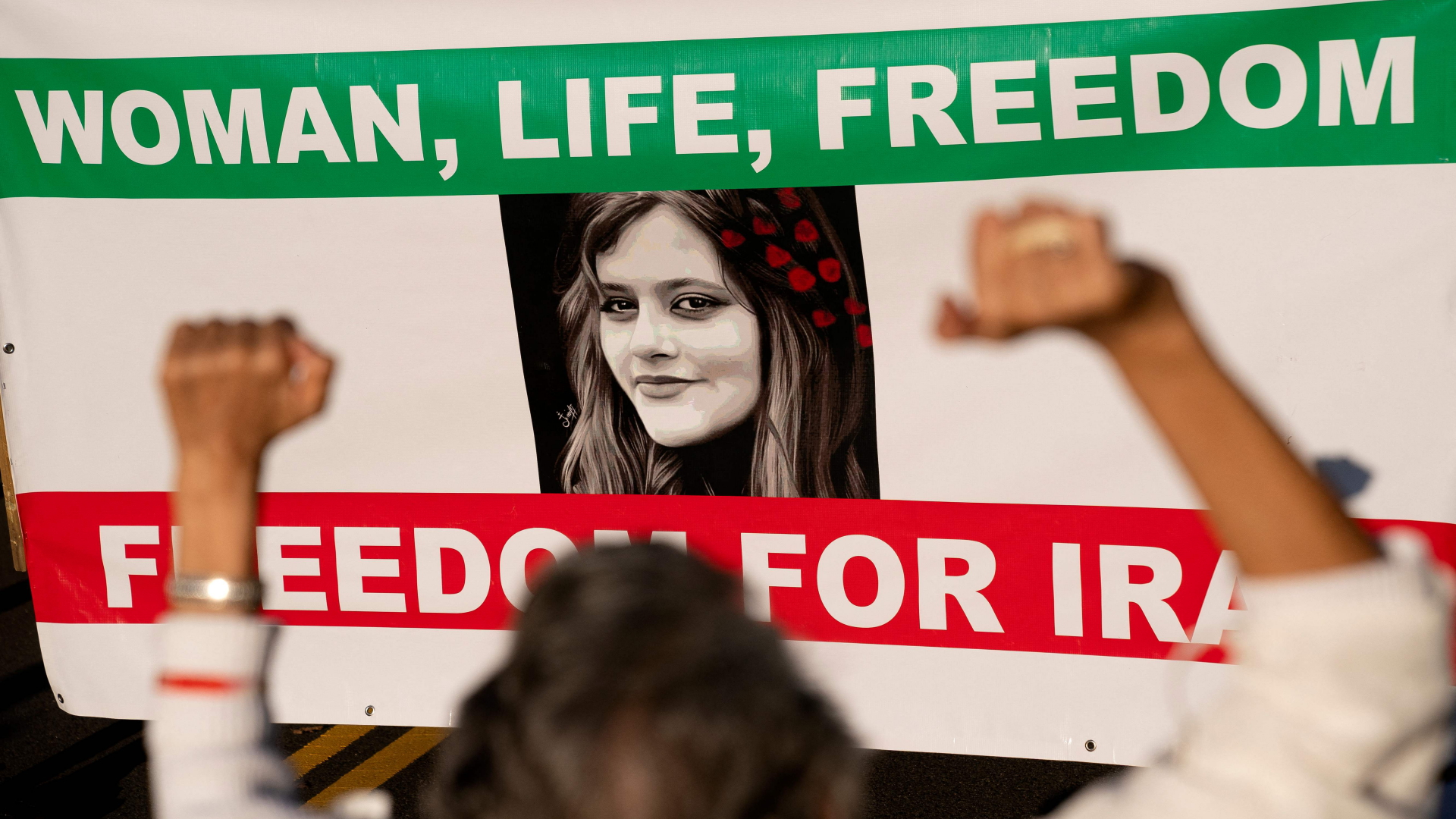 "Frau, Leben, Freiheit", einer der ersten iranischen Protestslogans, steht auf einem Plakat bei einer Solidaritätskundgebung in Washington, D.C. | AFP