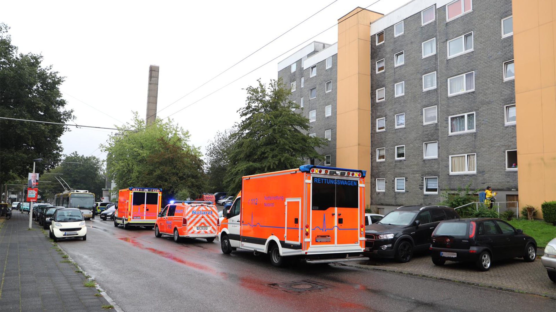 Krankenwagen stehen vor einem Haus in Solingen | dpa