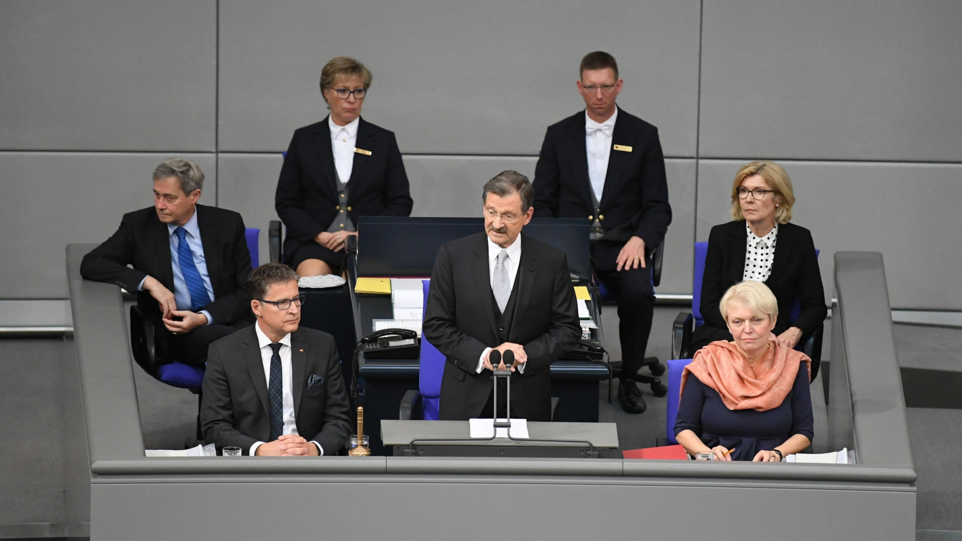 Herrmann Otto Solms eröffnet die konstituierende Sitzung des Bundestags