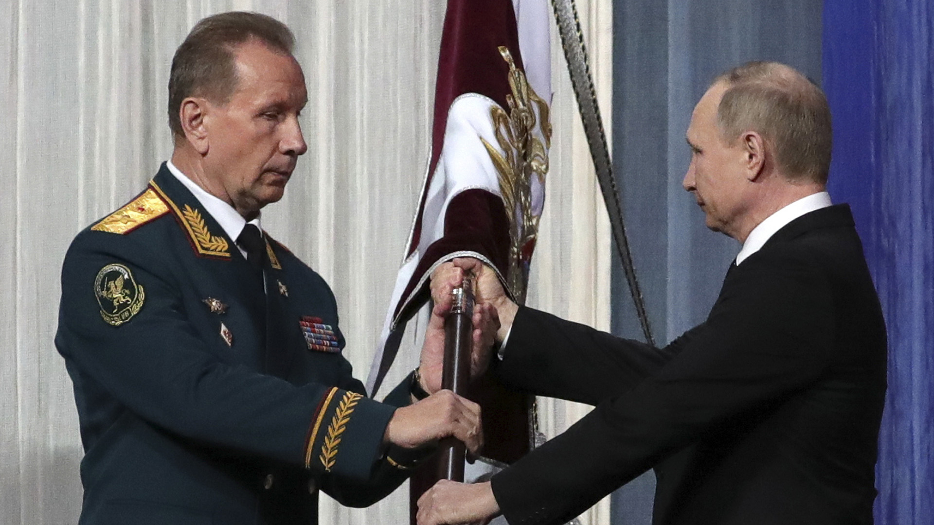Präsident Putin übergibt Nationalgarde-Chef Solotow 2017 ein Banner | picture alliance / Mikhail Klime