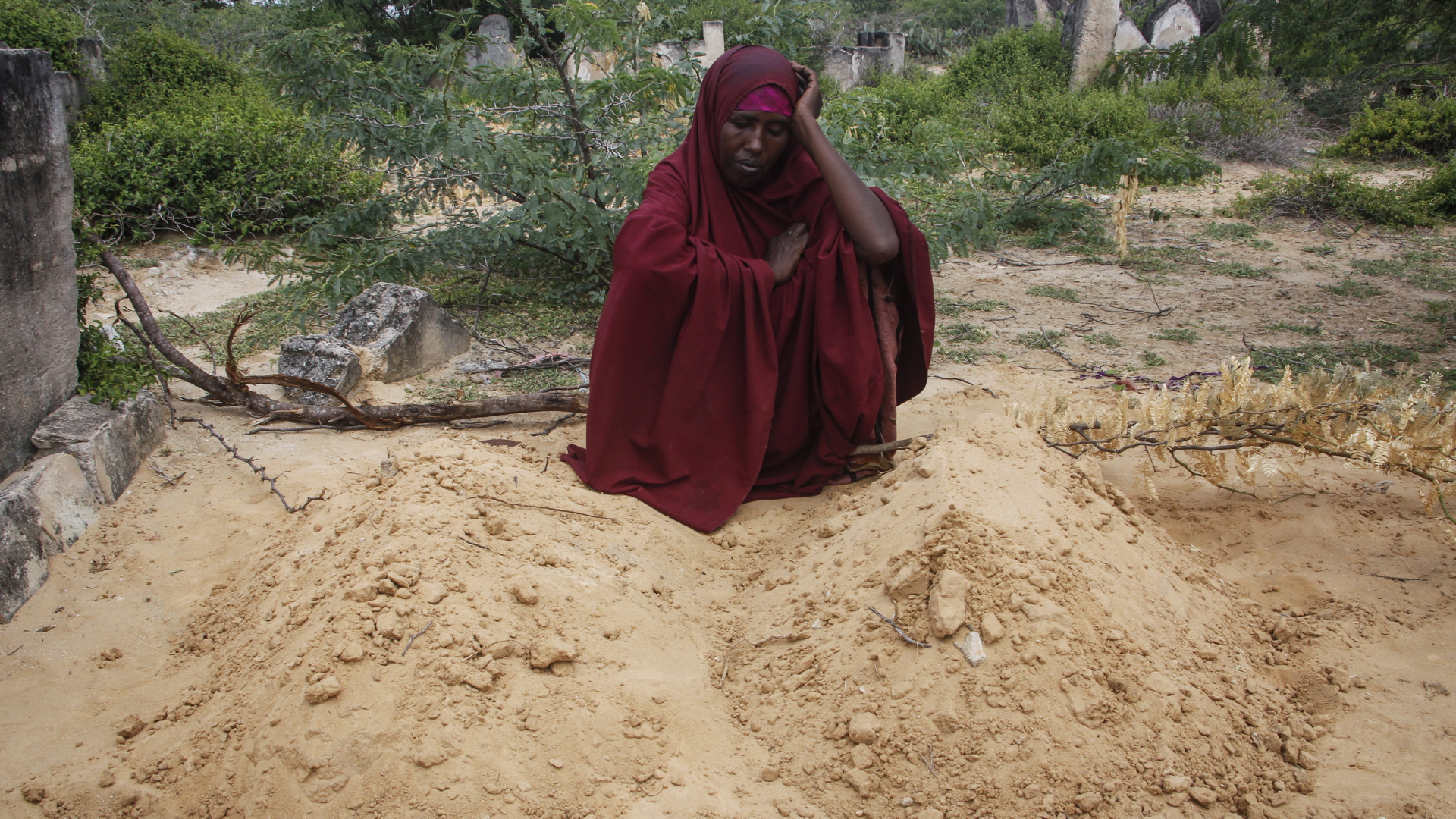Eine Frau trauert um ihre verhungerten Kinder | AP