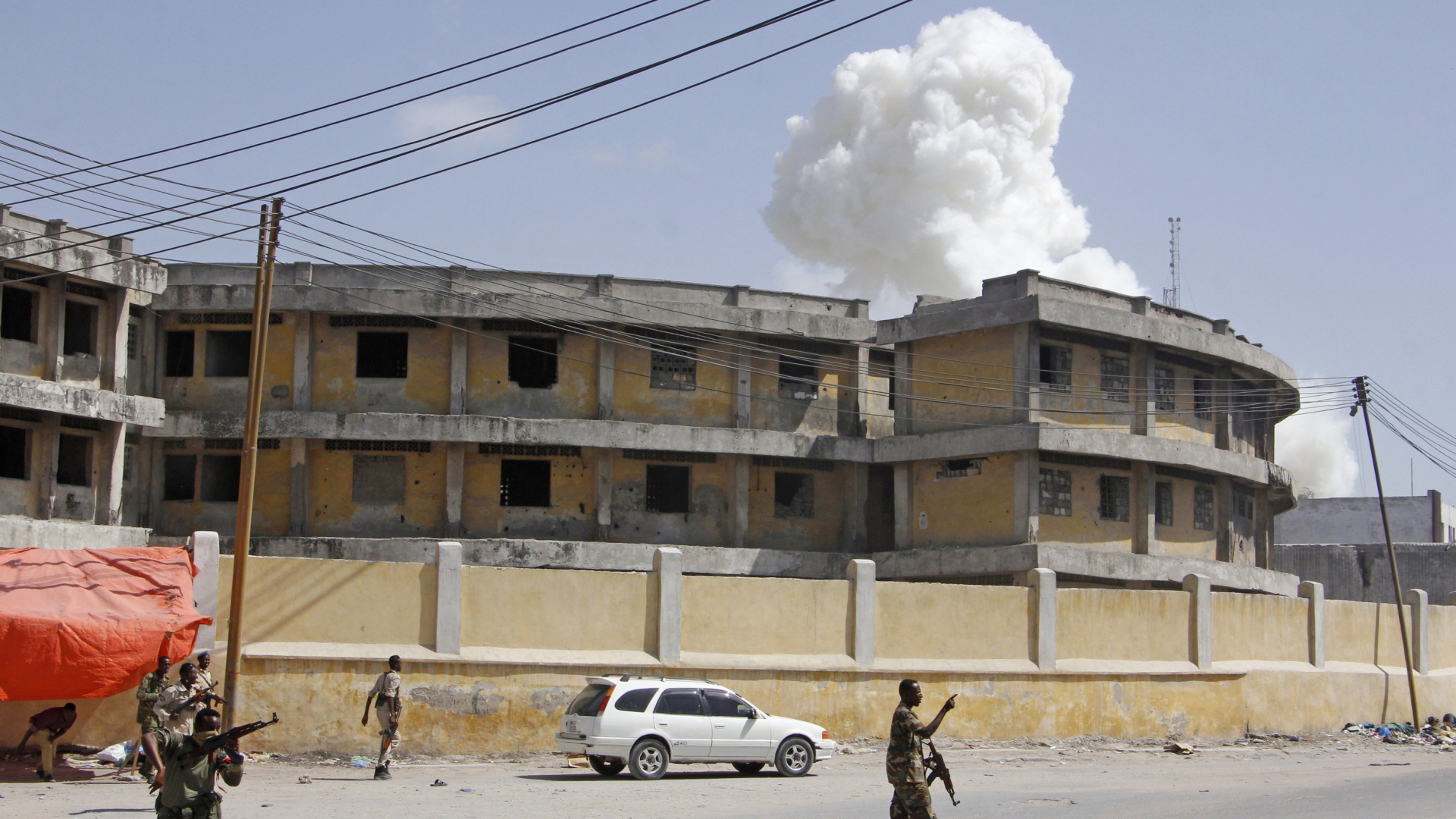 Eine Rauchsäule steht über einem Gebäude nach einem Anschlag in Mogadischu | Bildquelle: AP