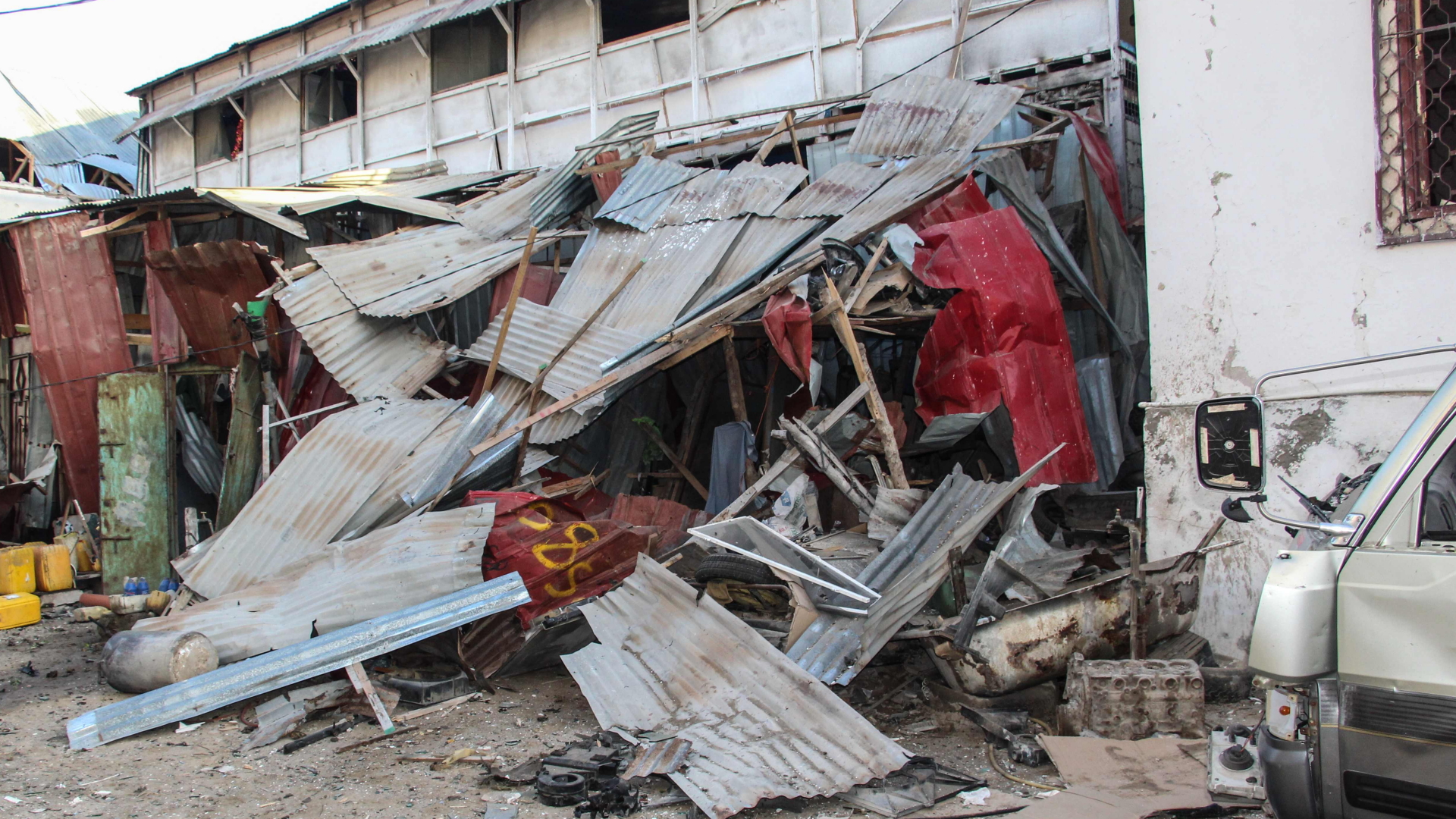 Nach einem Bombenanschlag auf ein Hotel in Mogadischu (Somalia) sind die Schäden am Gebäude groß. | AFP