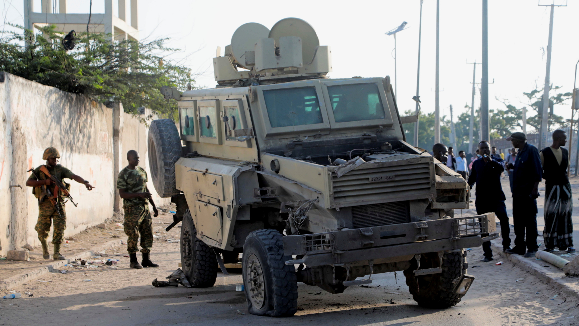 Soldaten der AMISOM-Mission stehen im November 2021 um ein bei einem Anschlag beschädigtes Fahrzeug in Mogadischu (Somalia) | REUTERS
