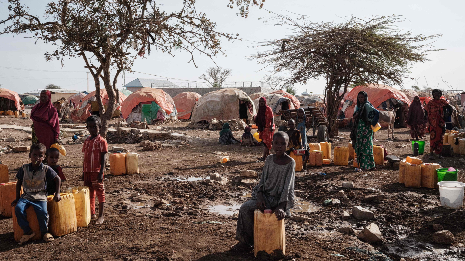 In einem Flüchtlingscamp in Somalia warten Vertriebene darauf, dass Wasser angeliefert wird. | AFP