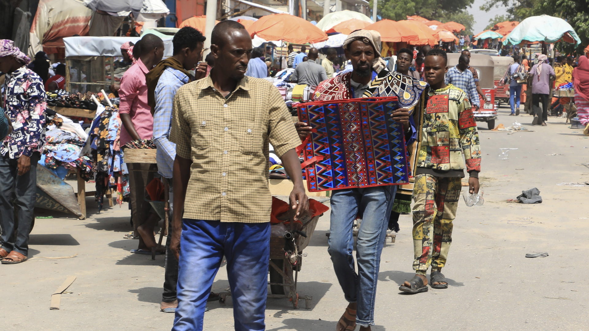 Menschen gehen über einen Markt in Mogadischu | AP