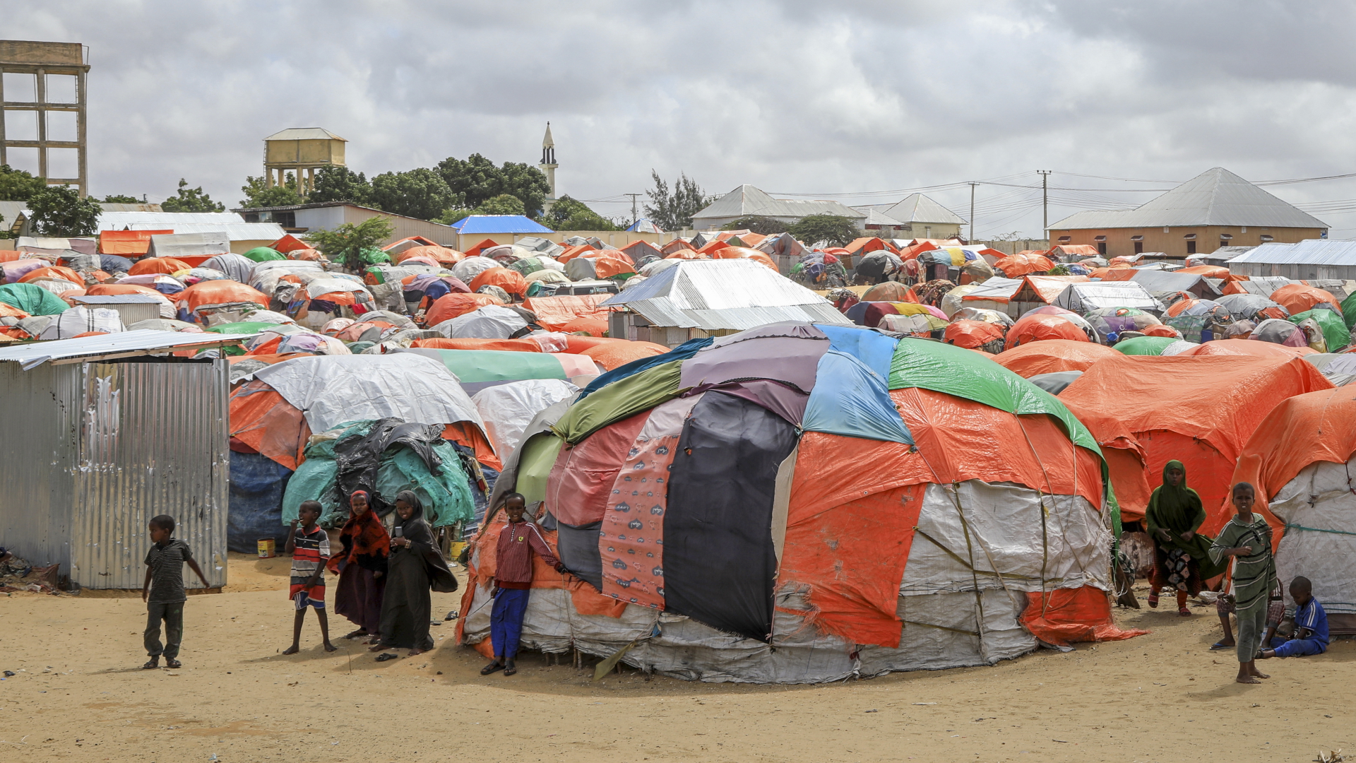 Somalische Kinder, die aus den von der Dürre betroffenen Gebieten geflohen sind, stehen in einem Lager für Vertriebene am Stadtrand von Mogadischu. | dpa