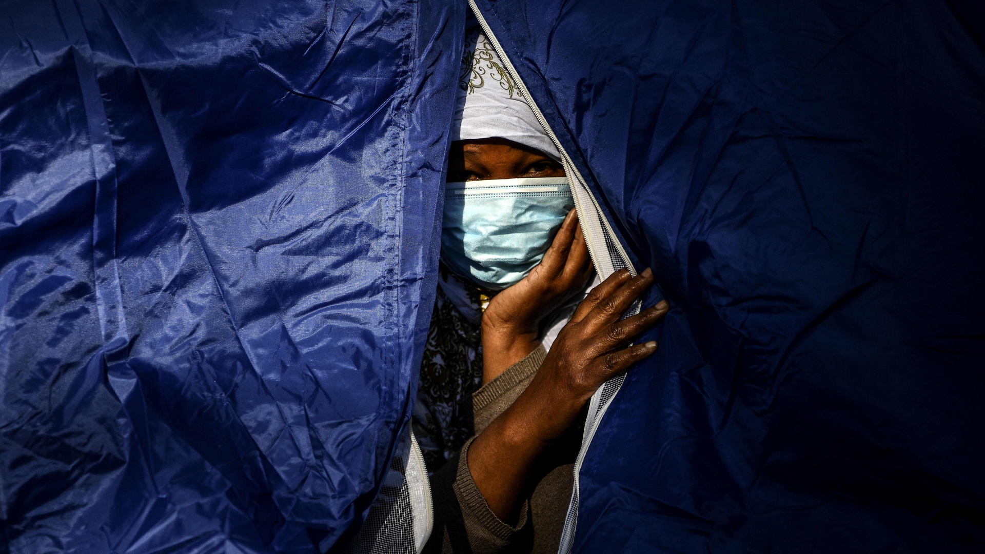 Somalierin in einem Pariser Zeltlager für Flüchtlinge