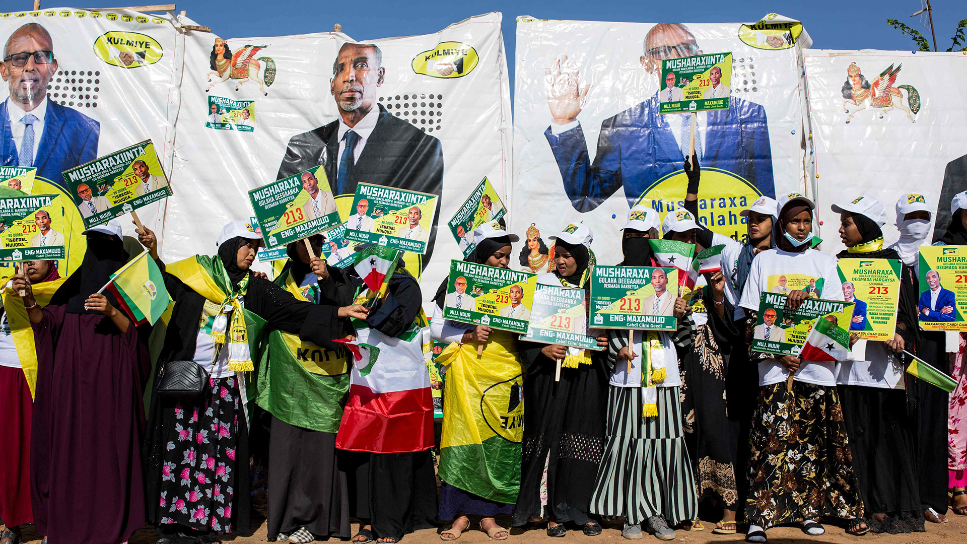 Anhänger der Kulmiye Partei in Somlailand halten Plakate mit ihren Kandidaten. | AFP