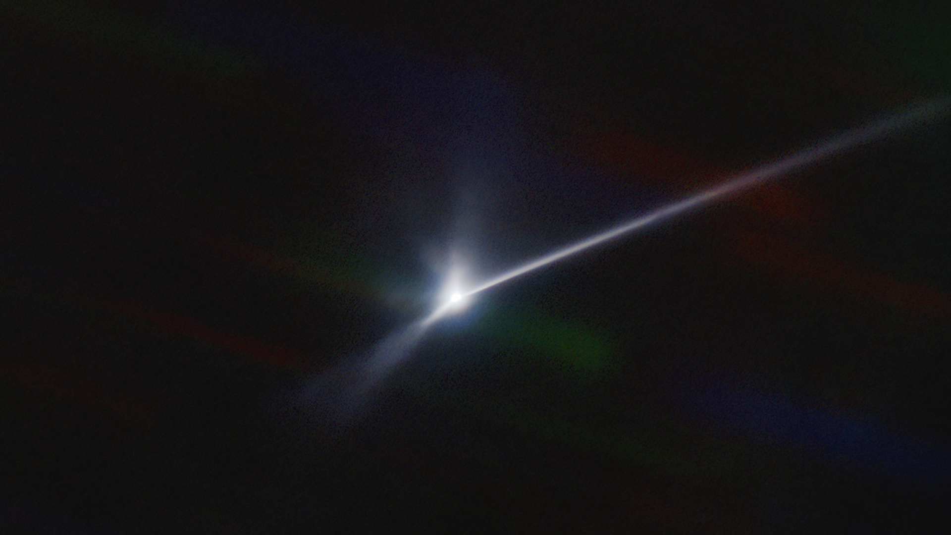 Eine Staub- und Trümmerwolke, die von der NASA-Raumsonde DART nach dem Einschlag des Asteroidens Dimorphos von der Oberfläche geschleudert wurde.