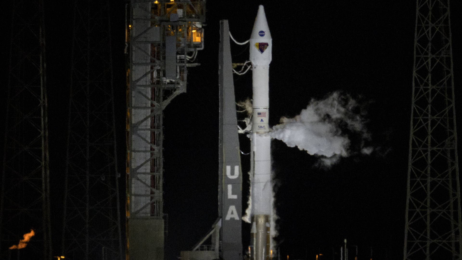 Dieses von der NASA zur Verfügung gestellte Foto zeigt eine Atlas-V-Rakete der United Launch Alliance mit der Raumsonde "Lucy" an Bord auf dem Weltraumbahnhof Cape Canaveral in Florida. | dpa