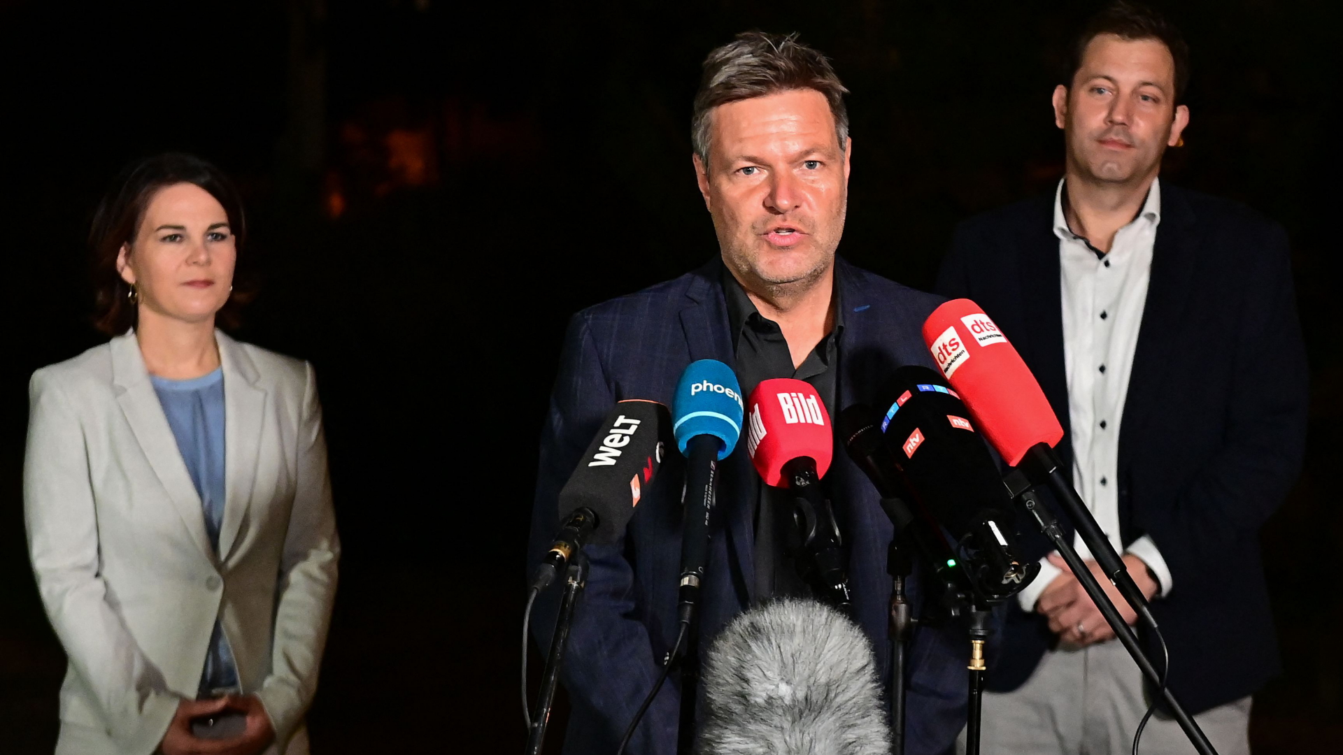Baerbock, Habeck und Klingbeil während der Pressekonferenz | AFP