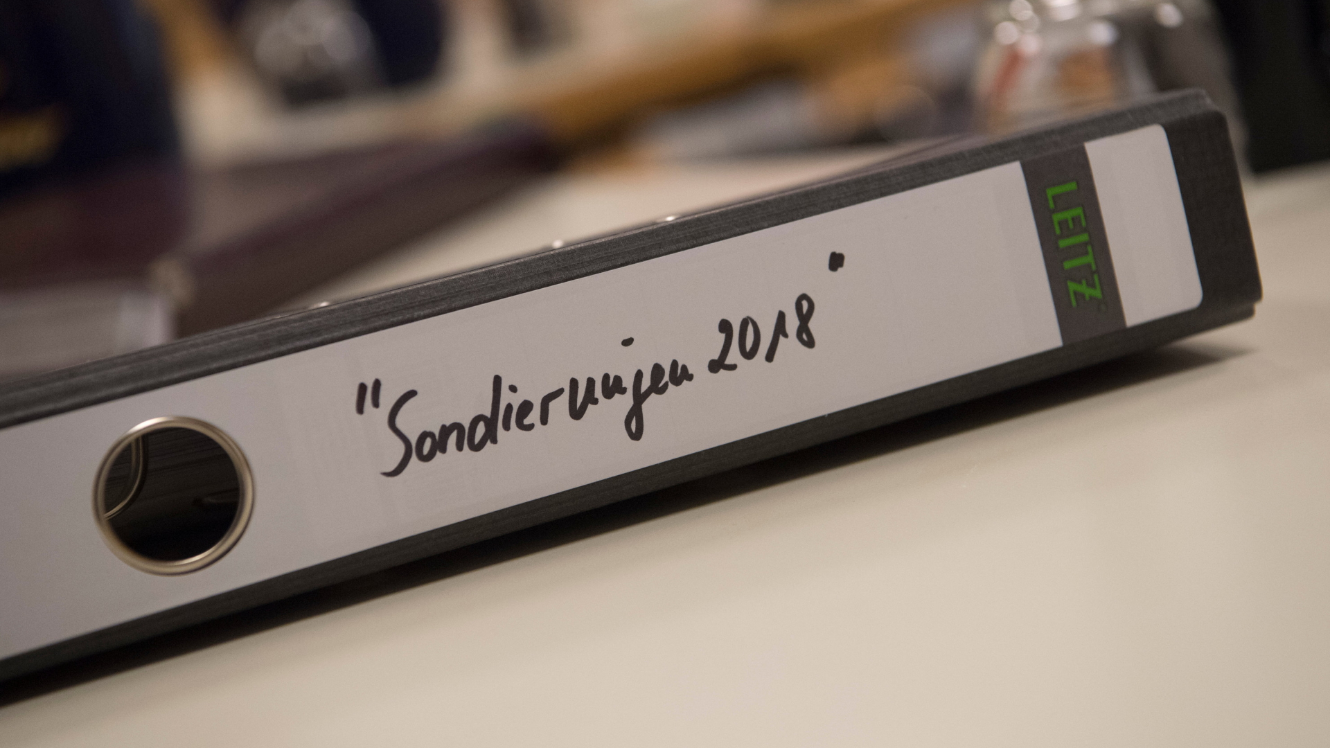 Eine Akte mit der Aufschrift "Sondierungen 2018" liegt auf einem Tisch im Besprechungsraum. Hier trifft sich die CDU mit den Vertretern der verschiedenen Landtagsfraktionen zu ersten Gesprächen. | Bildquelle: dpa