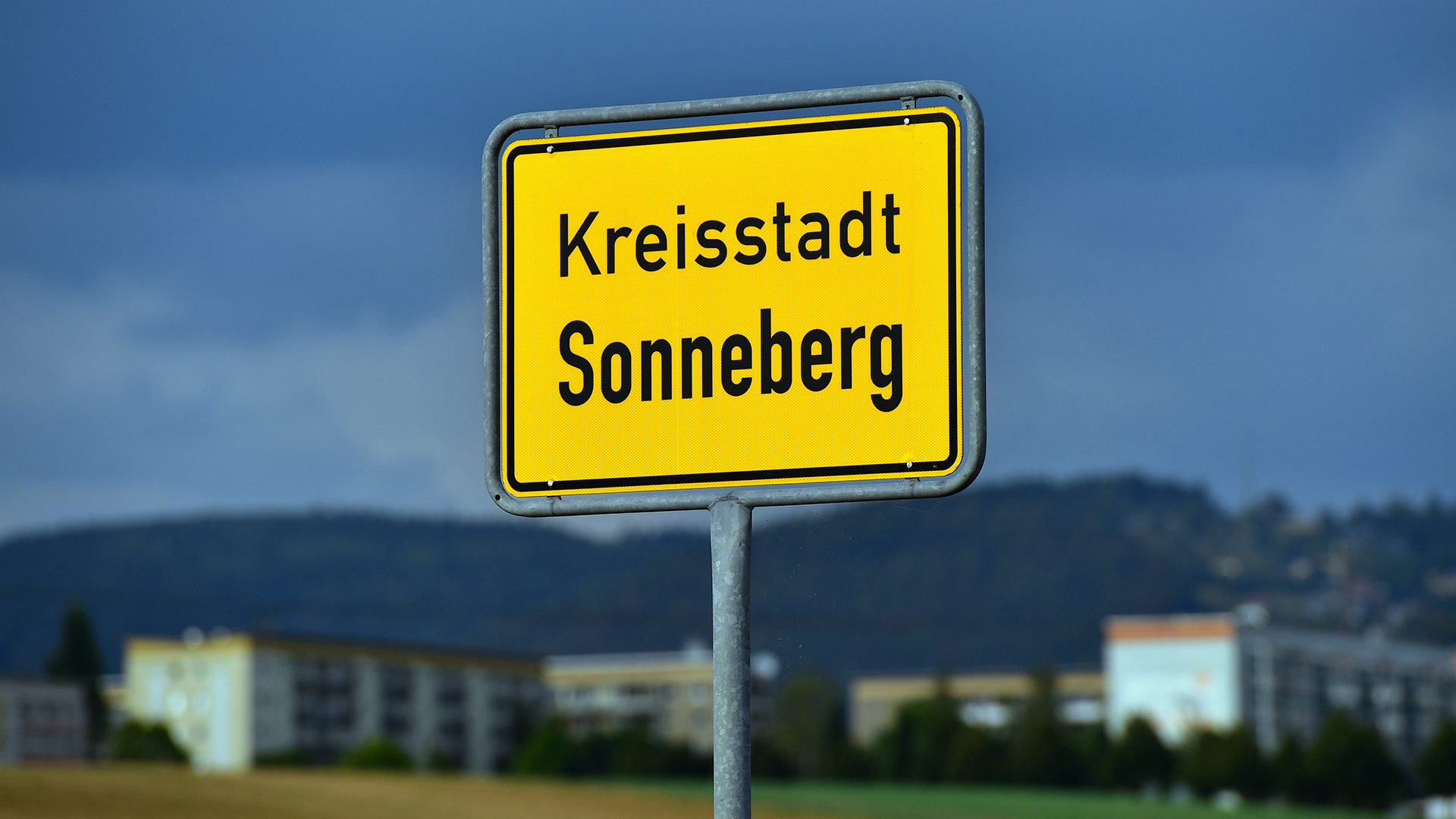 Ein Ortschild mit der Aufschrift "Kreisstadt Sonneberg" steht am Ortseingang in Sonneberg (Thüringen)
