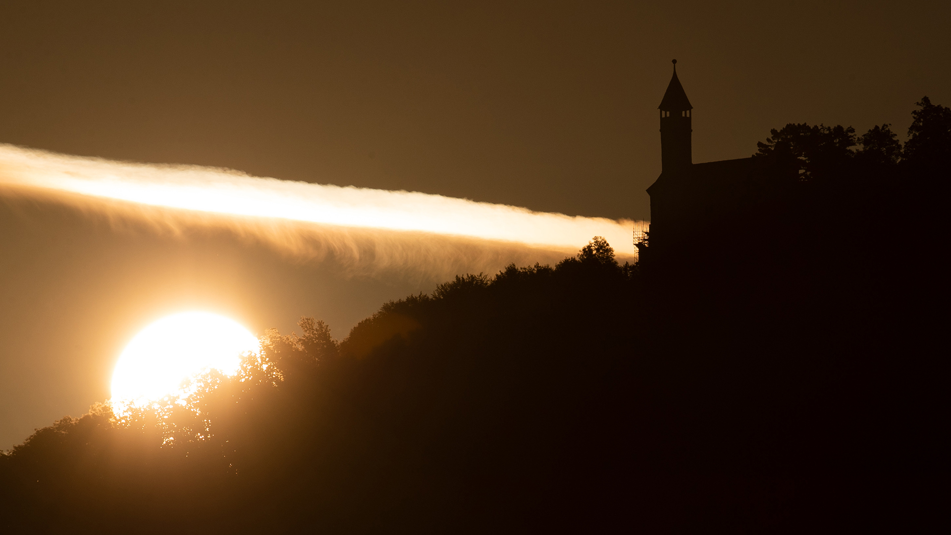 Sonnenaufgang neben dem Turm der Burg Teck in Baden-Württemberg | dpa