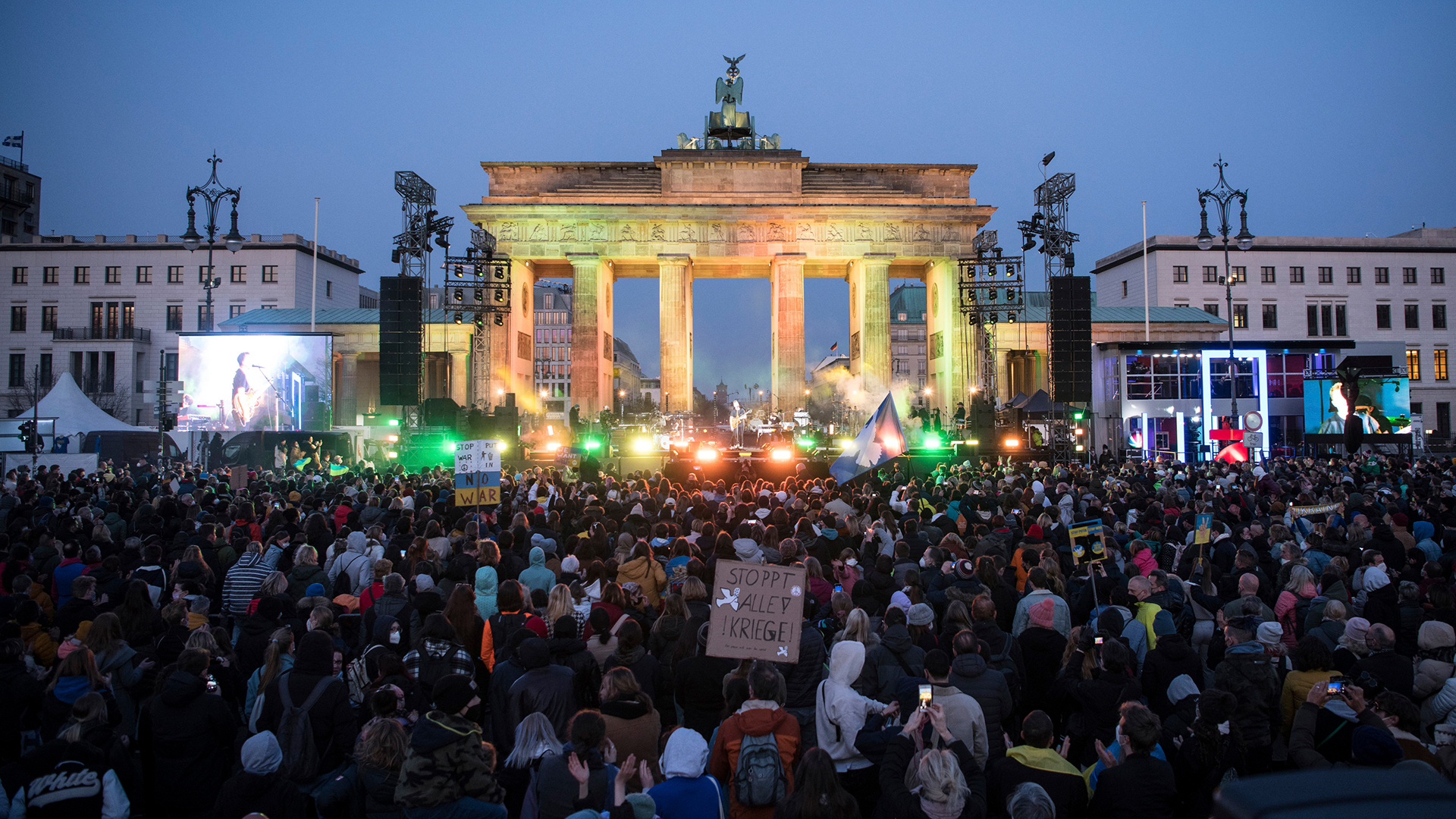 Zuschauer und Zuschauerinnen blicken auf die Bühne am Brandenburger Tor bei der Solidaritätsveranstaltung mit der Ukraine "Sound of Peace". | AP