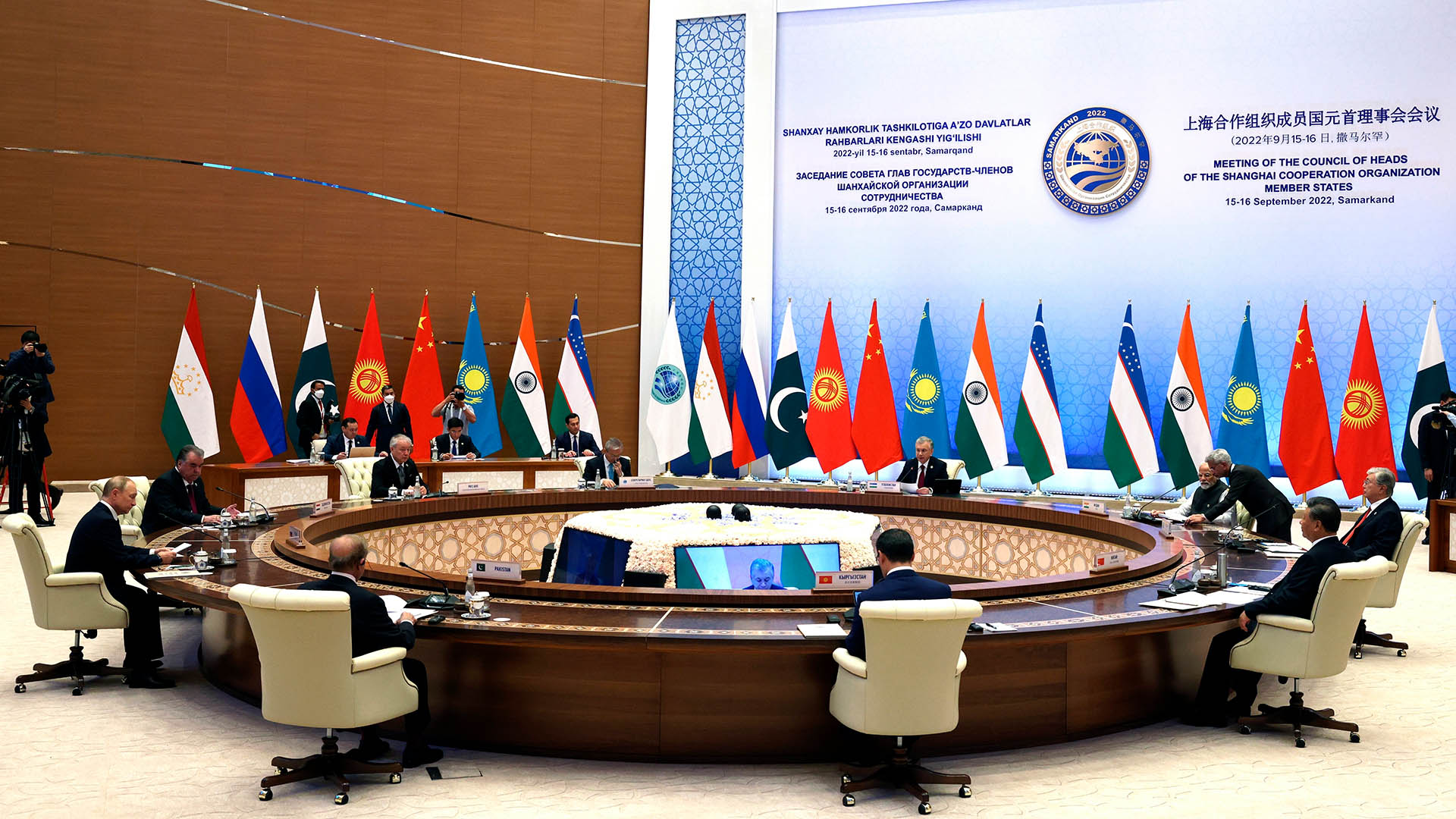Staats- und Regierungschefs sitzten beim Gipfeltreffen der Shanghaier Organisation für Zusammenarbeit (SOZ) zusammen.  | dpa
