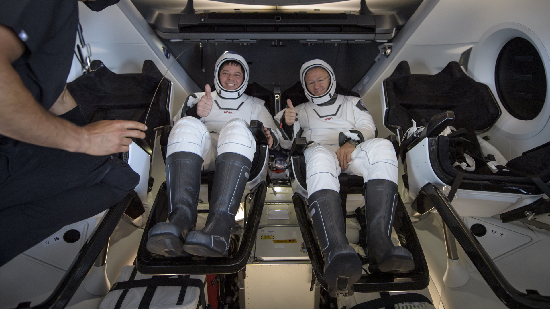 Dieses von der NASA zur Verfügung gestellte Foto zeigt die Astronauten Robert Behnken (l) and Douglas Hurley nach der Landung. | dpa