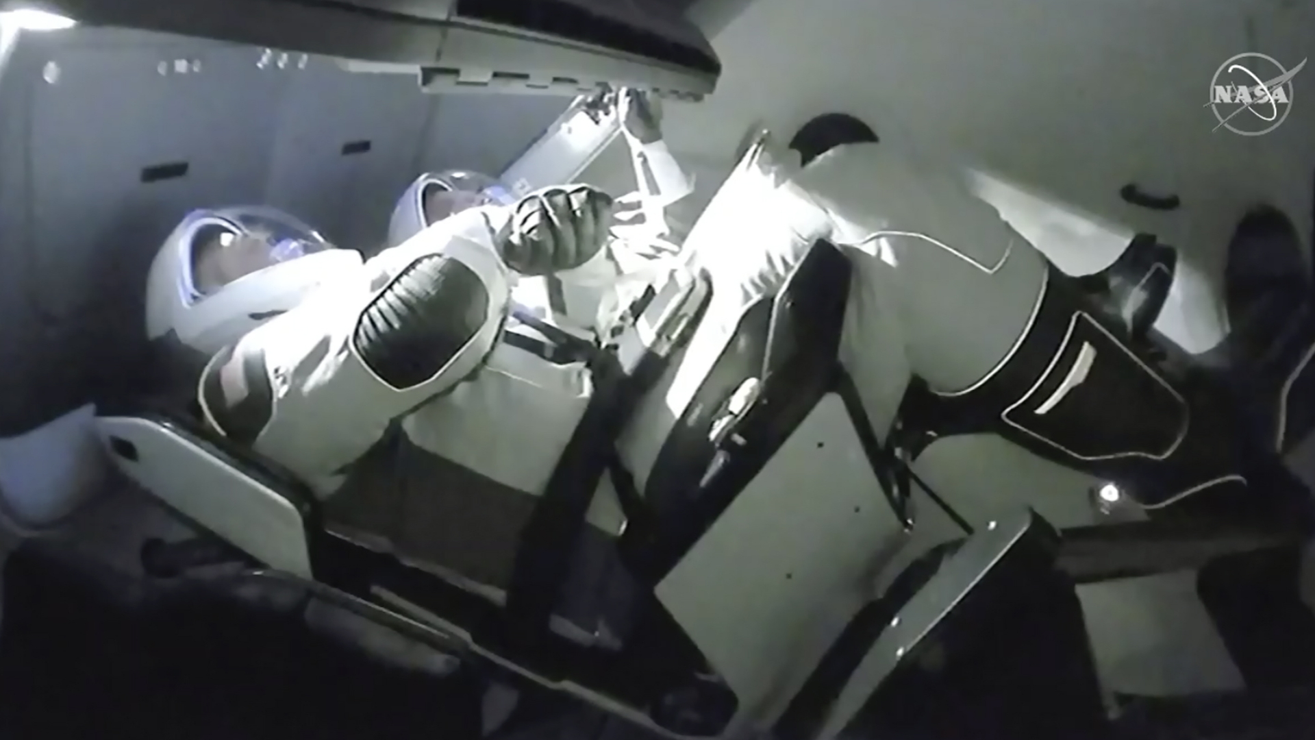 Die SpaceX-Raumkapsel dockt an der ISS an, wie dieses NASA-Bild zeigt. | AP