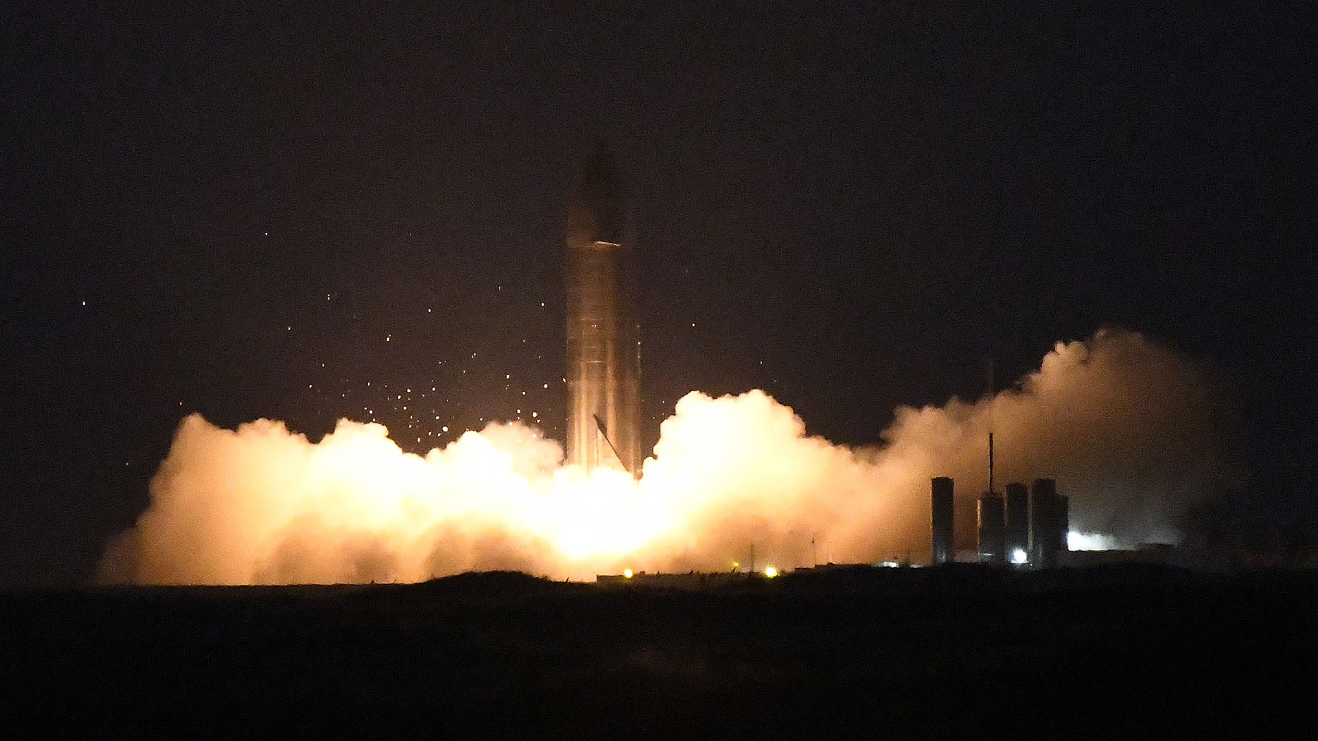 SpaceX-Rakete beim nächtlichen Start