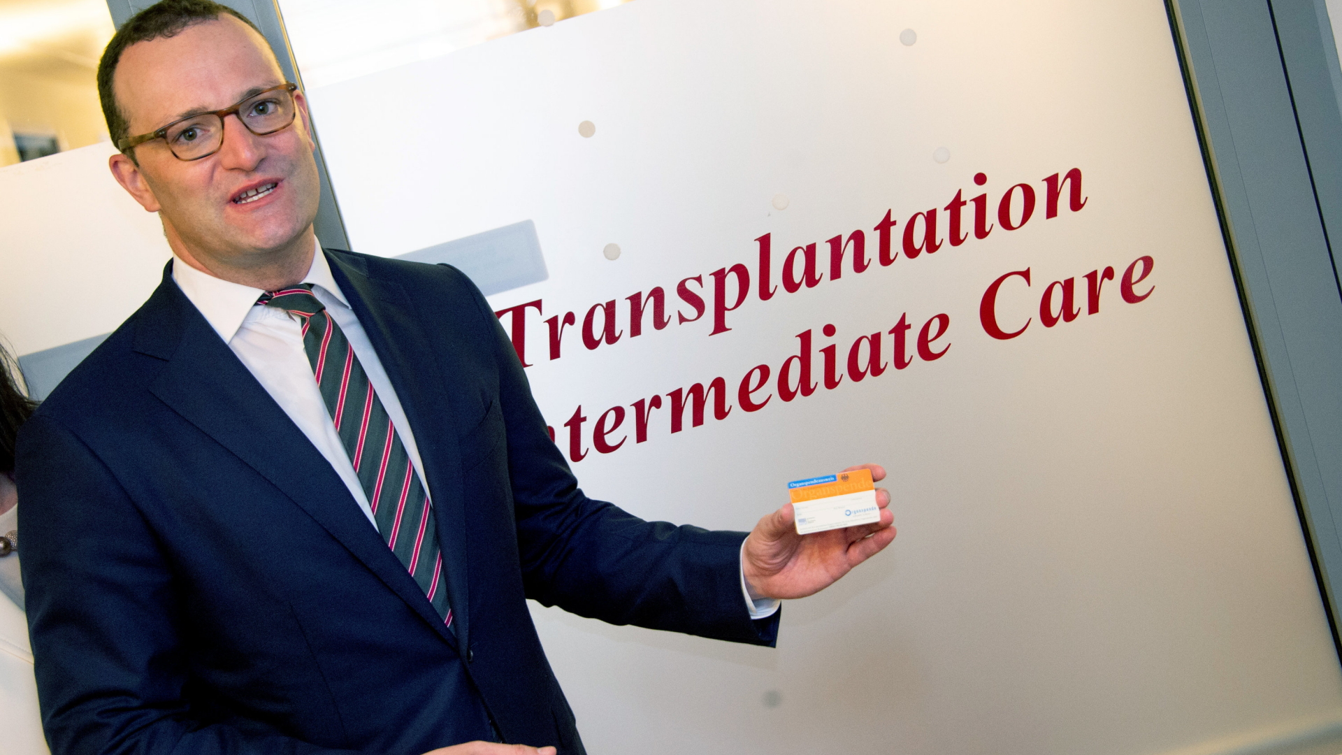 Bundesgesundheitsminister Spahn vor dem Eingang zum Transplantationszentrum des Universitätsklinikum Schleswig-Holstein | dpa