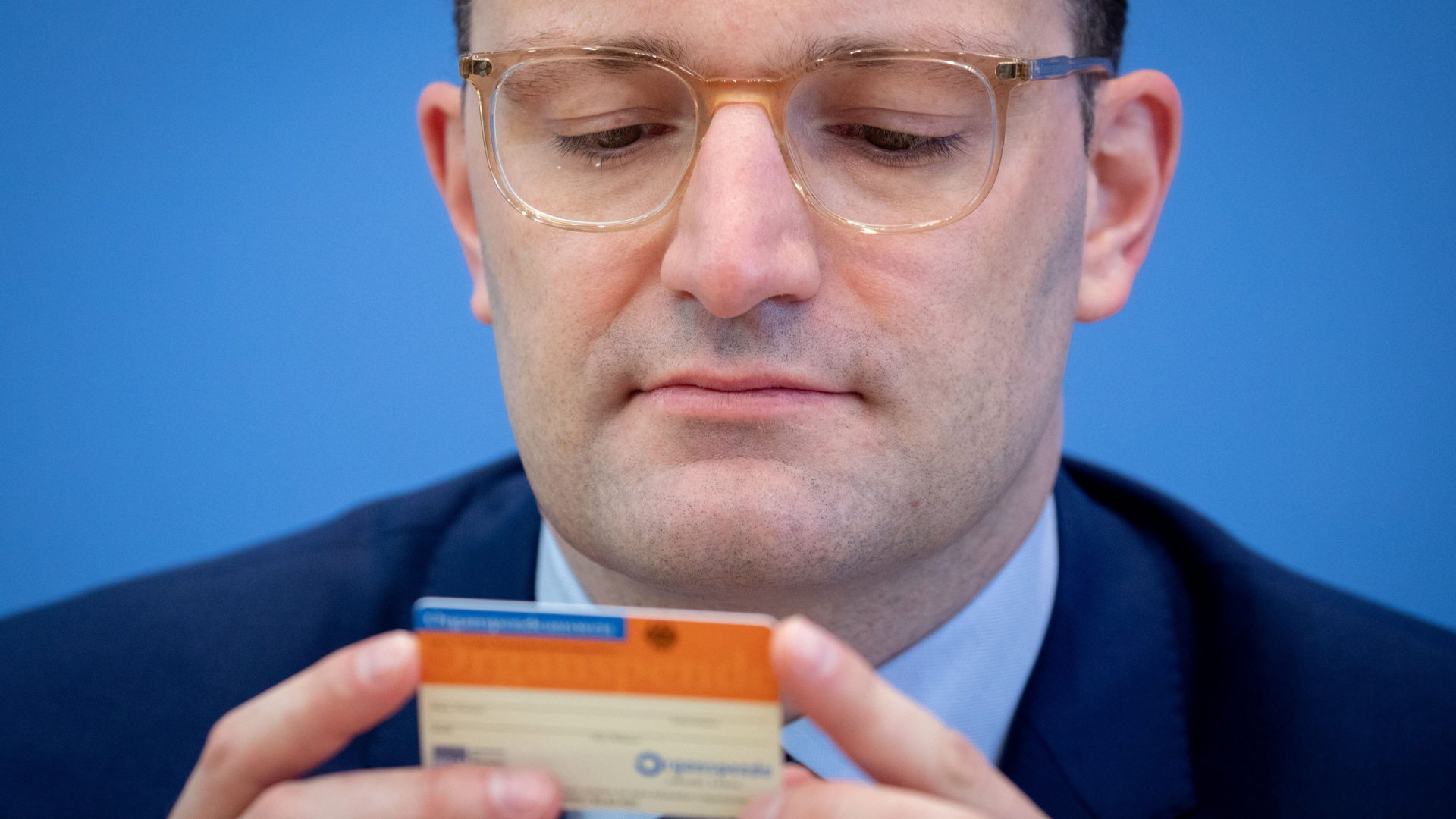 Gesundheitsminister Spahn hält einen Organspendeausweis in den Händen | dpa