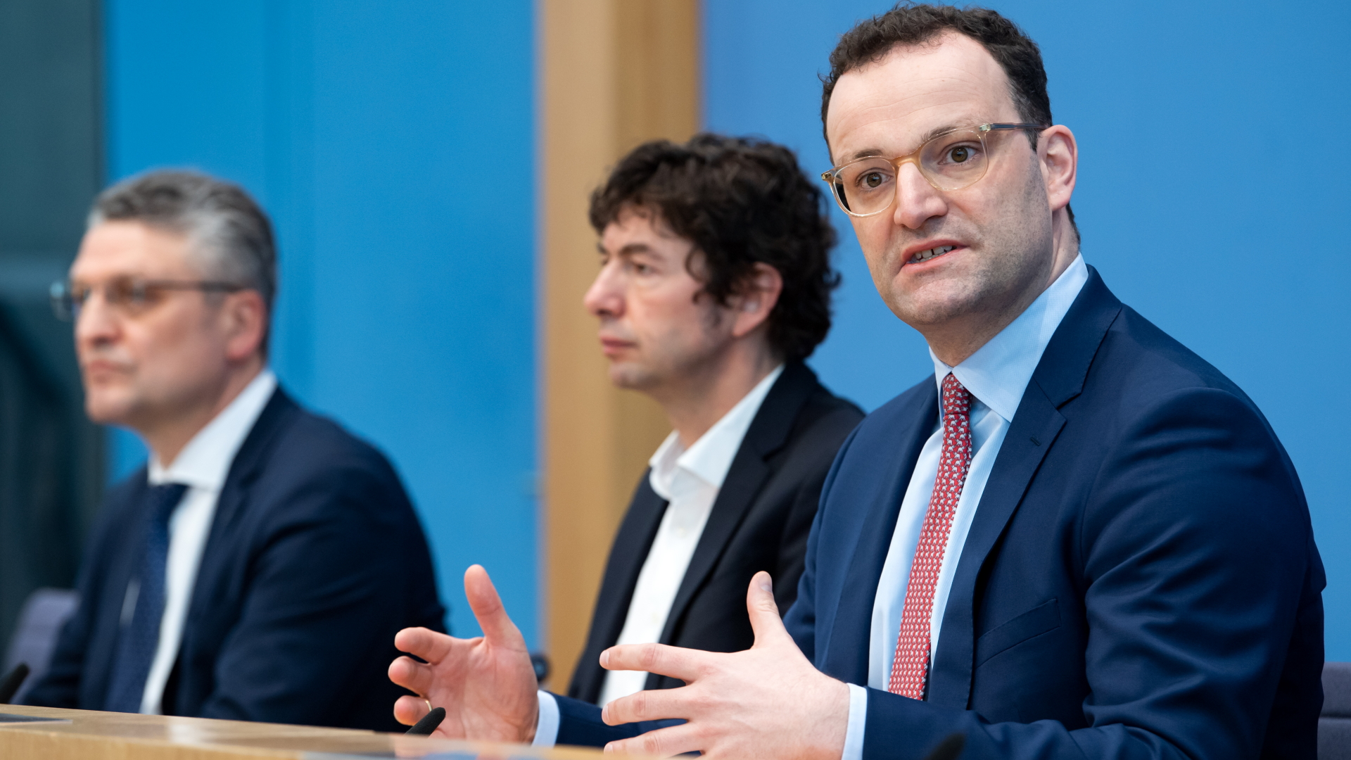 Gesundheitsminister Spahn, Christian Drosten von der Charite und Lothar Wieler vom RKI bei der Pressekonferenz | dpa
