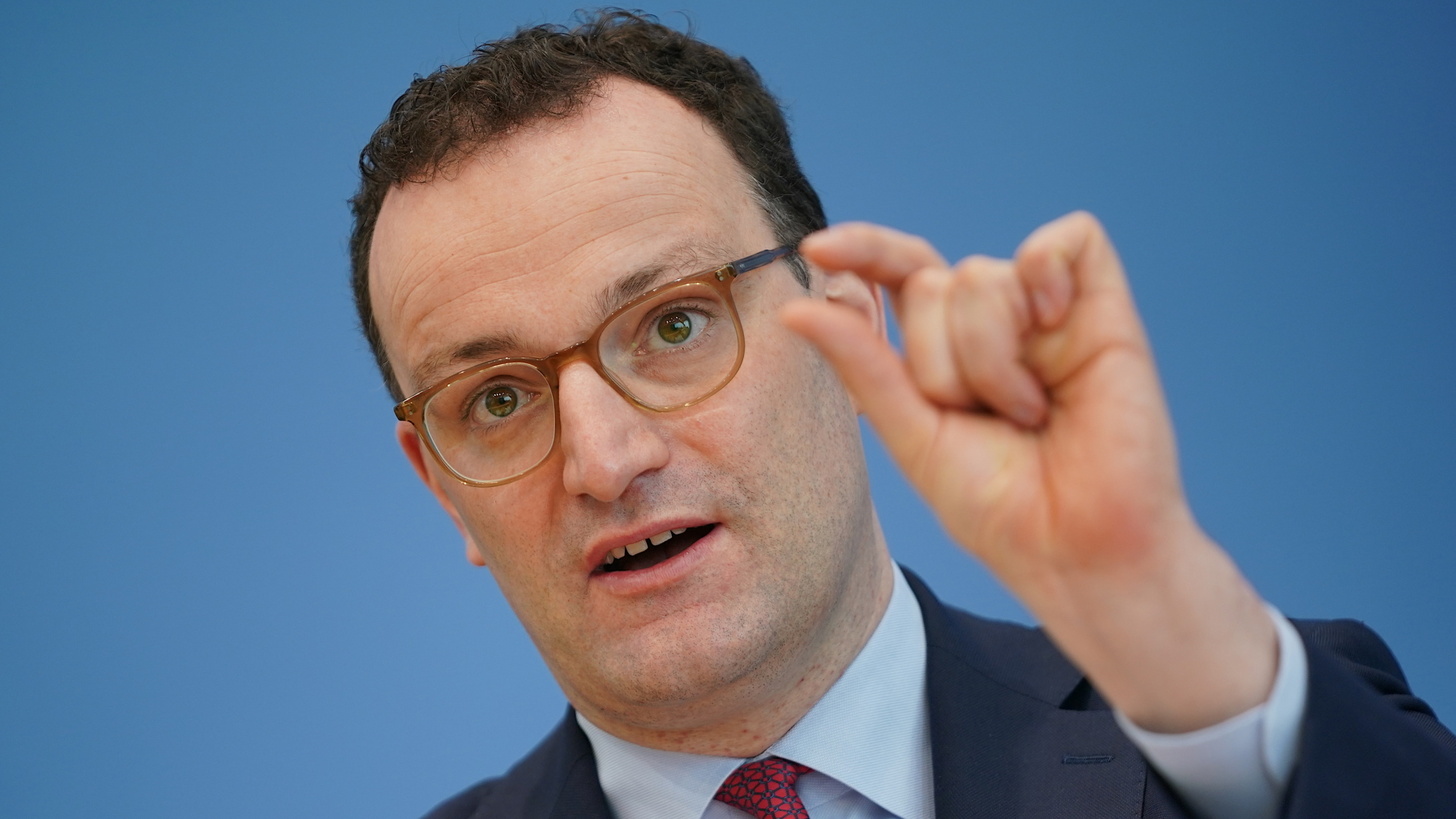 Gesundheitsminister Spahn zeigt "sehr wenig"-Geste