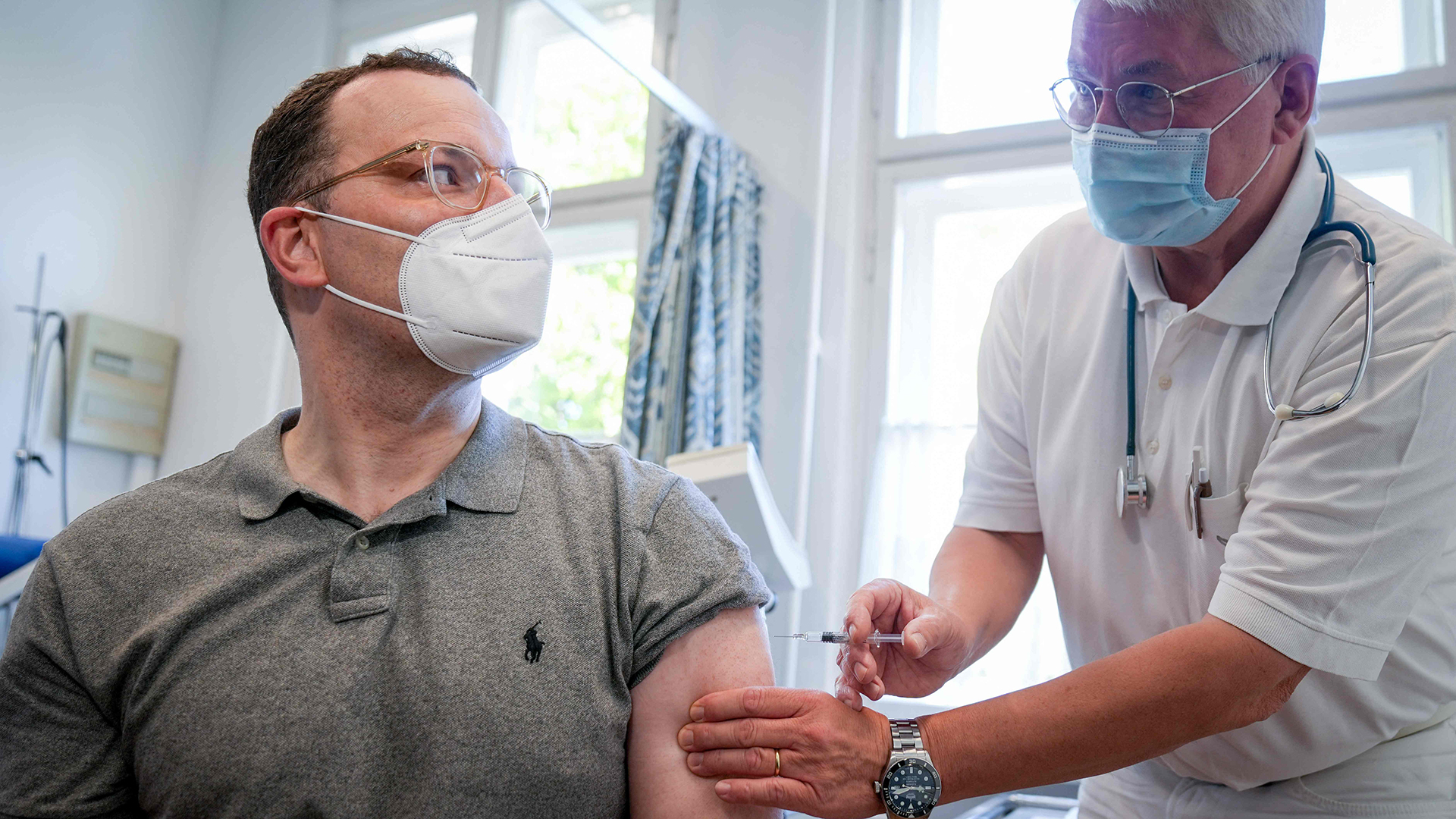Jens Spahn lässt sich gegen Grippe impfen. | AFP
