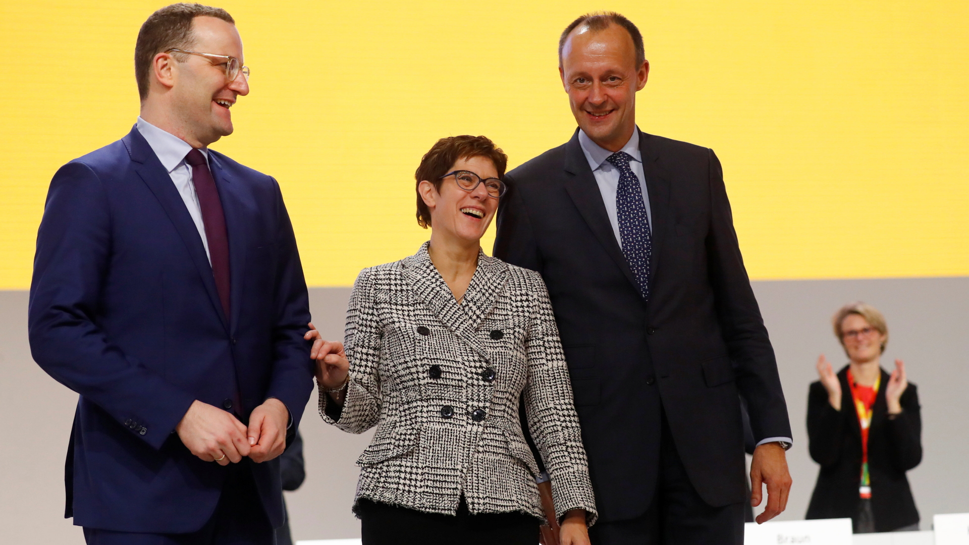Jens Spahn, Annegret Kramp-Karrenbauer und Friedrich Merz (von li. nach re.) auf dem Parteitag in Hamburg | Bildquelle: REUTERS