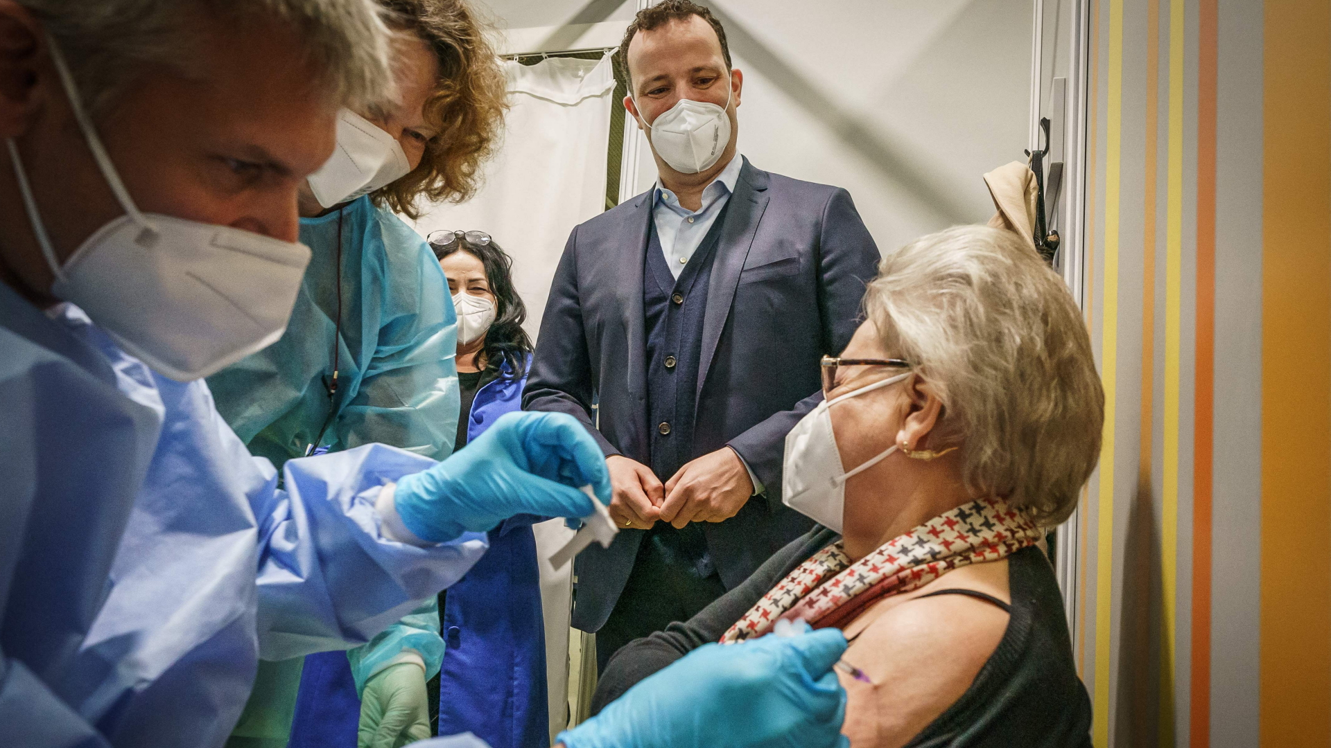 Bundesgesundheitsminister Spahn beim Besuch in einem Impfzentrum | AFP
