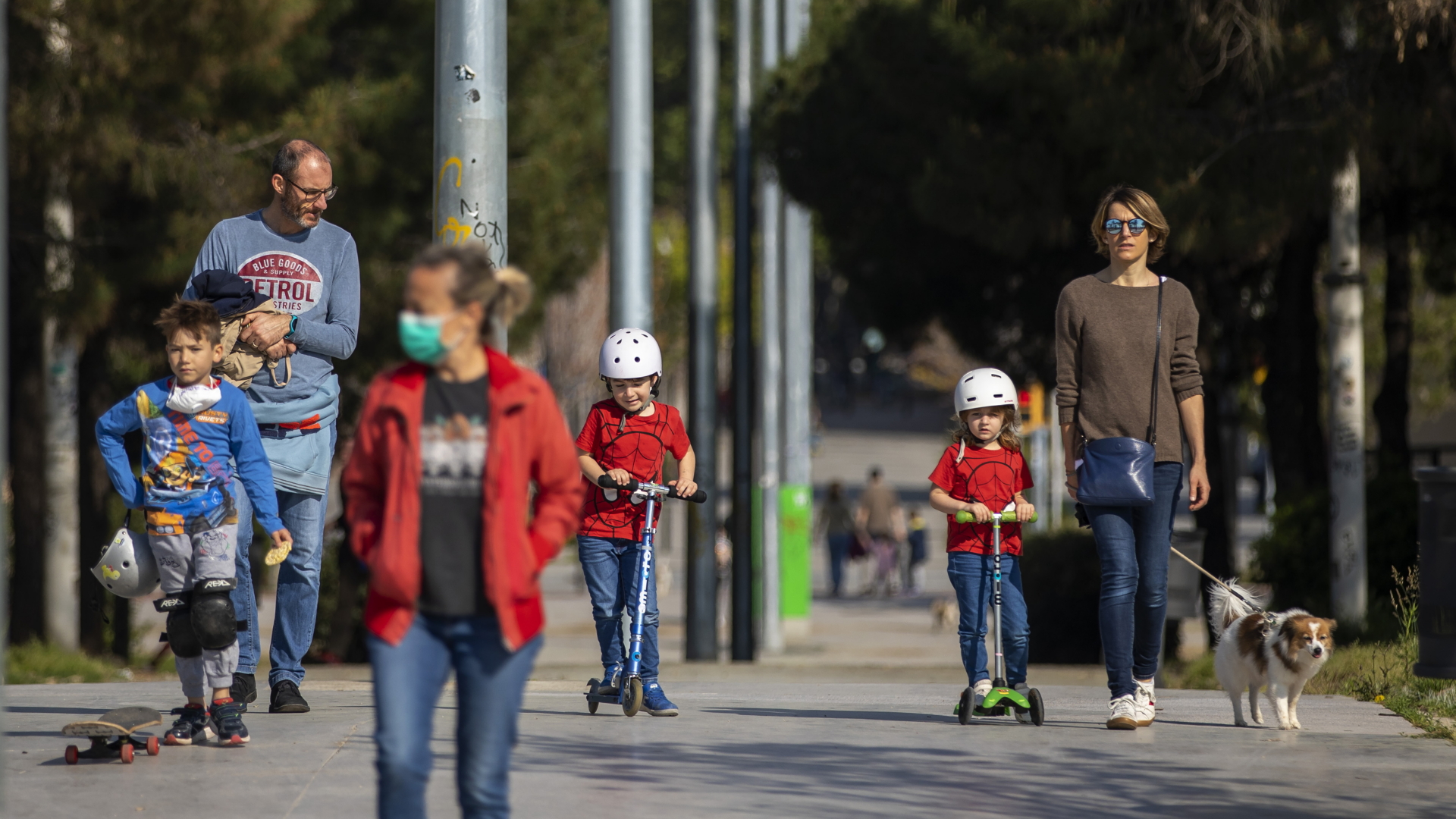Familien gehen in Barcelona spazieren. | dpa