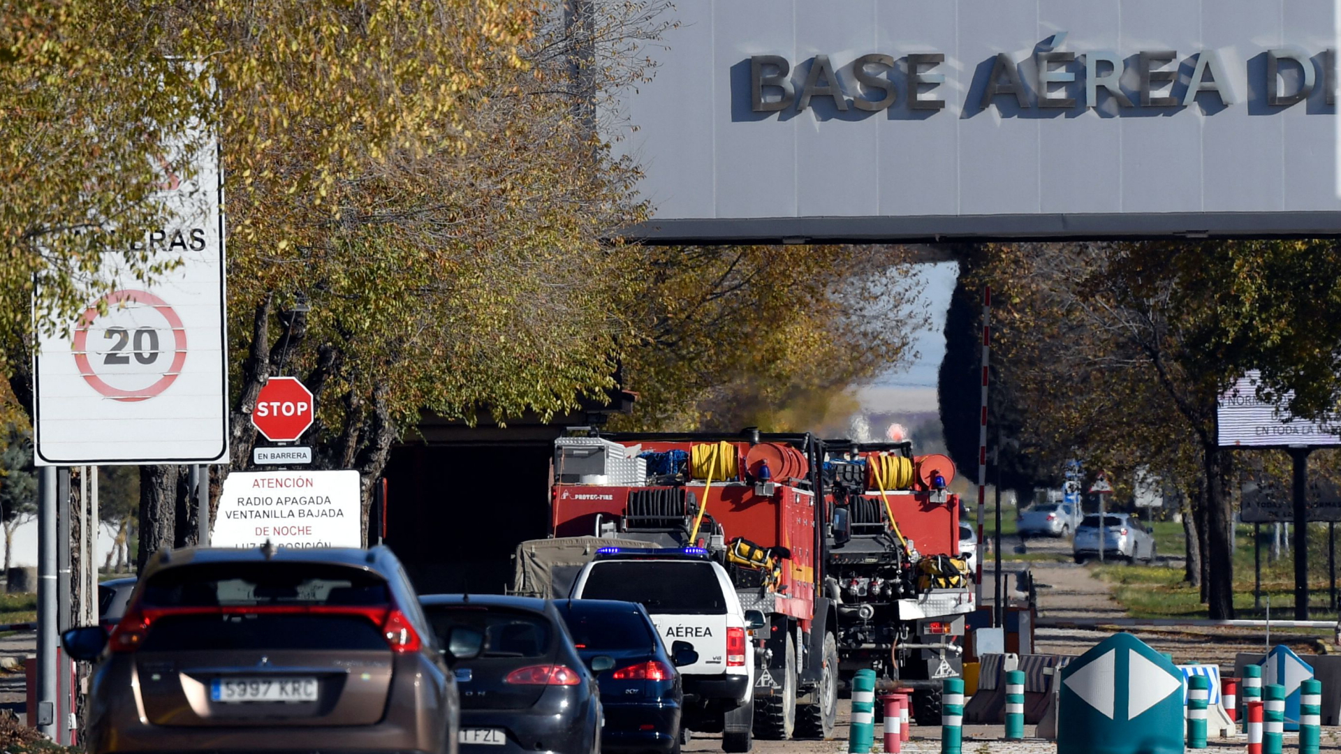 Feuerwehrfahrzeuge stehen in der Einfahrt der Luftwaffenbasis Torrejón de Ardoz bei Madrid. | AFP