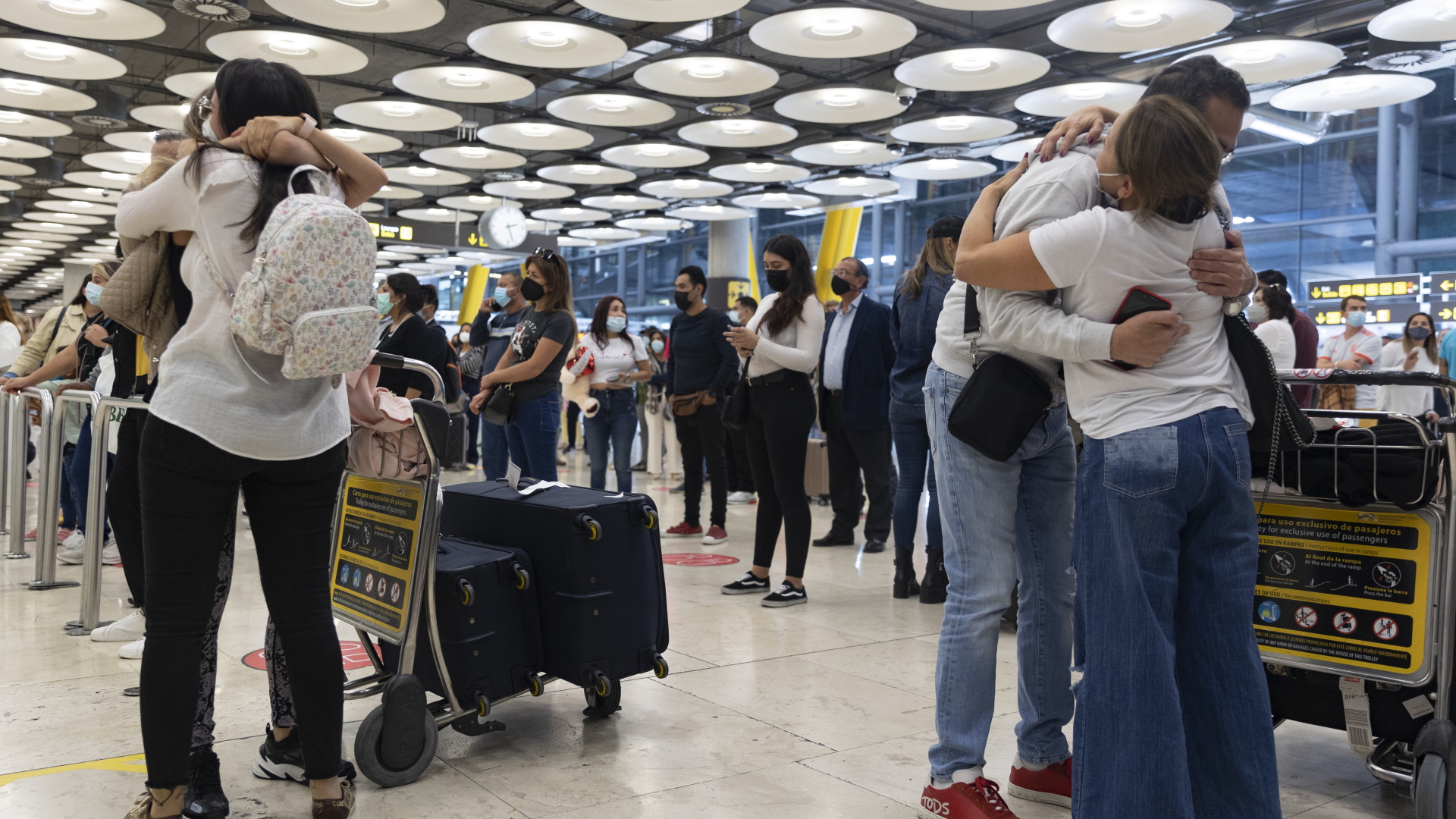 Menschen umarmen sich am Flughafen von Madrid, nachdem die spanische Regierung im Oktober Zugangsbeschränkungen für Flughäfen aufgehoben hat. | dpa