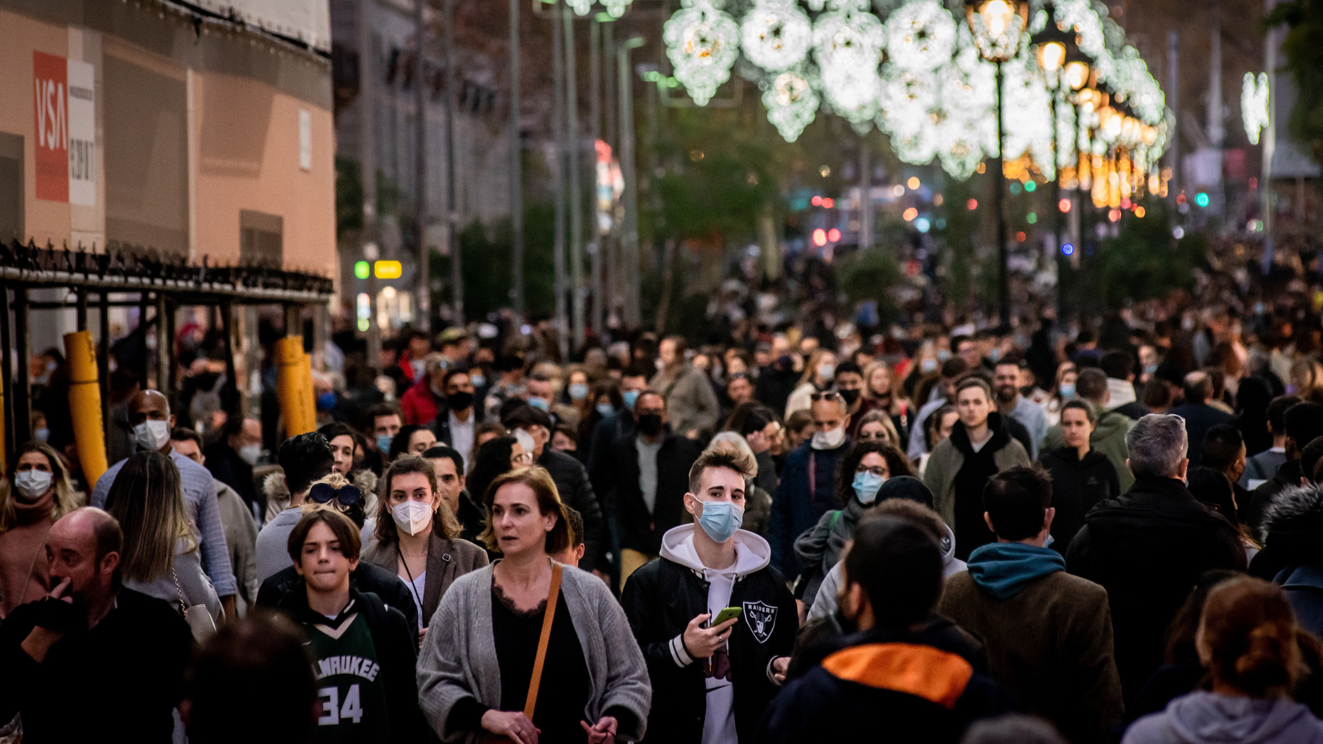 Passanten gehen durch die Einkaufsstraße Portal del Angel in Barcelona. | picture alliance/dpa/ZUMA Press 