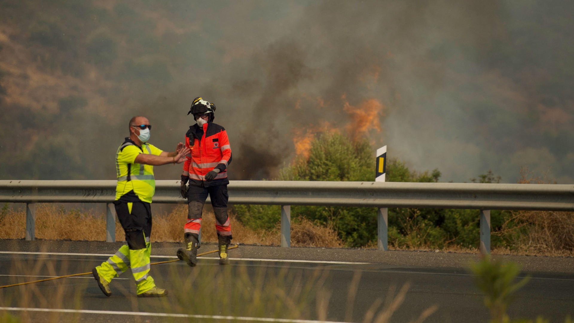 Feuerwehrleute kämpfen gegen einen Waldbrand in Estepona, Spanien. | AFP