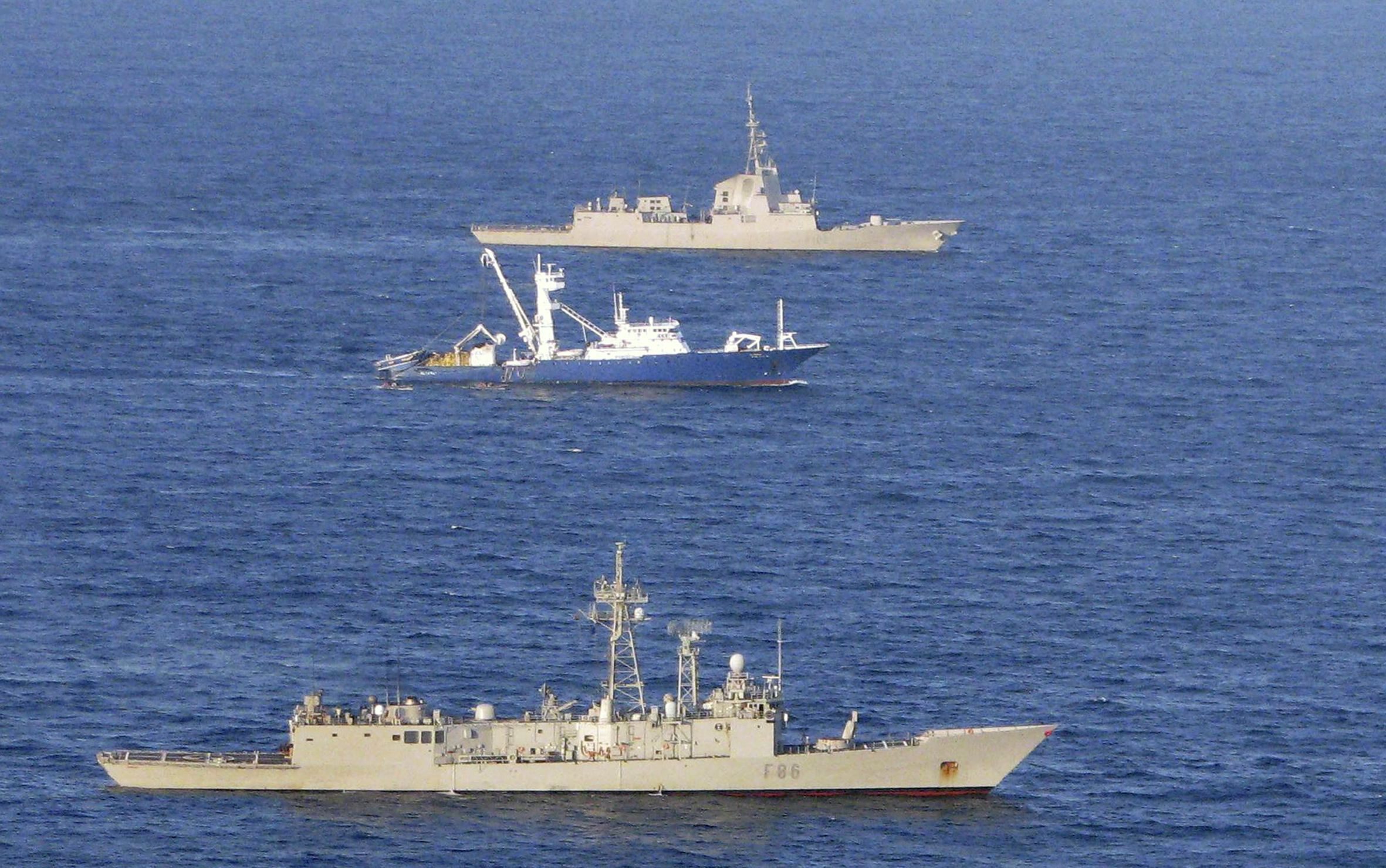Im Jahr 2009 beschützen Schiffe der spanischen Marine spanische Fischereibotte auf dem Weg in Richtung Seychellen vor Piraterie im Indischen Ozean | picture-alliance/ dpa
