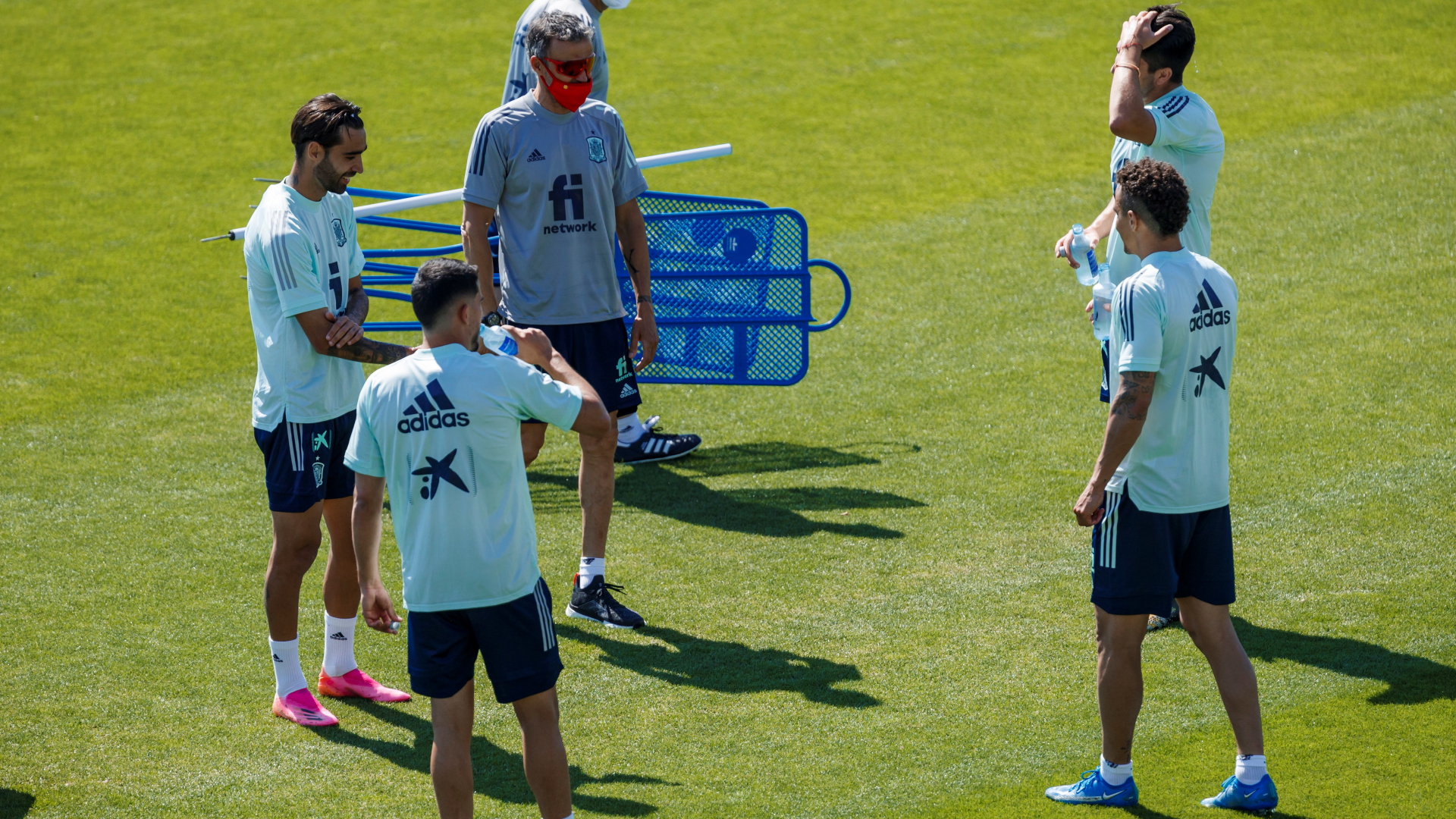 Der Trainer der spanischen Fußball-Nationalmannschaft, Luis Enrique (Mitte), mit Spielern auf einem Platz bei der EM-Vorbereitung. | EPA
