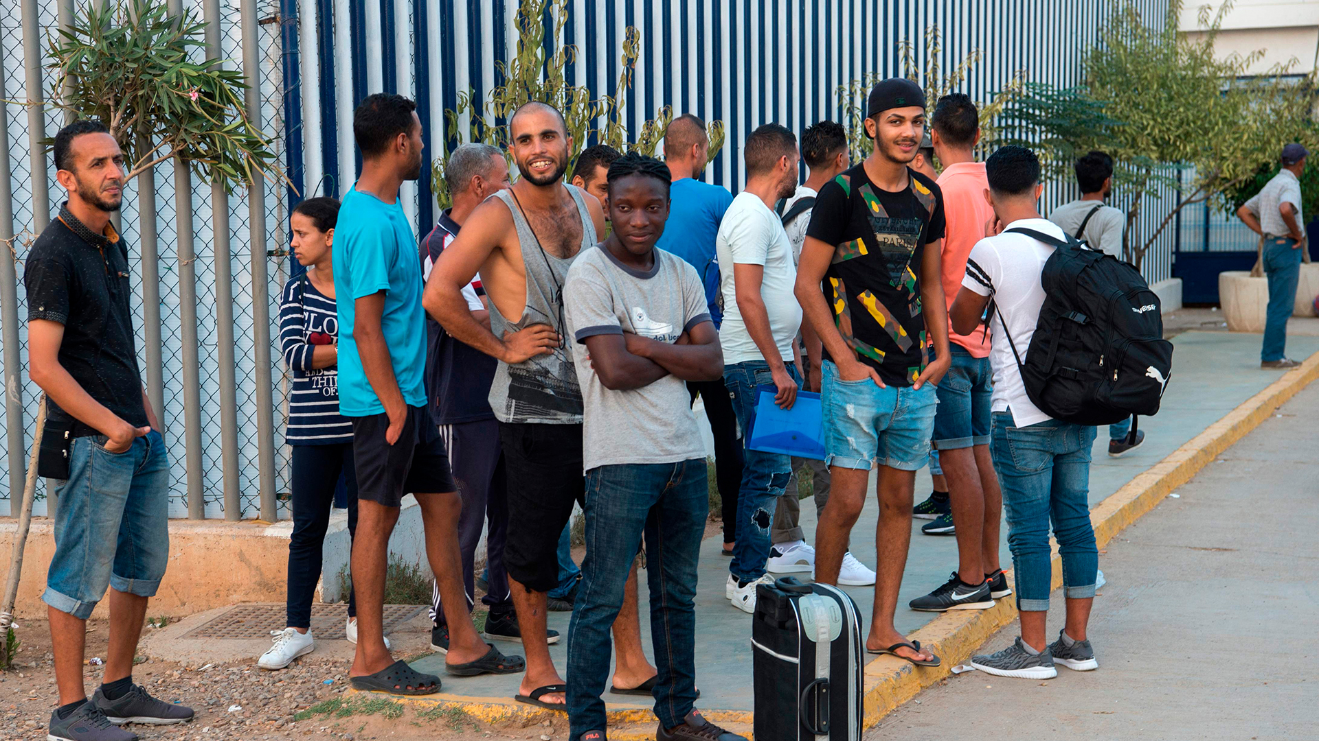 Ein Gruppe Migranten wartet in Melilla auf ihren Transport nach Malaga, Spanien | AFP