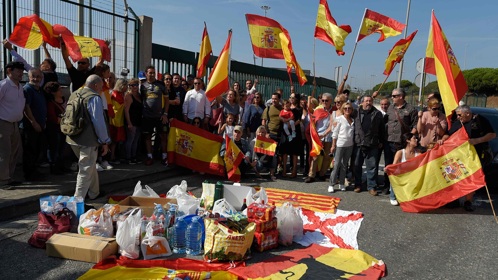 Gegner der katalanischen Unabhängigkeit beschenken spanische Polizisten mit Nahrungsmitteln | AFP