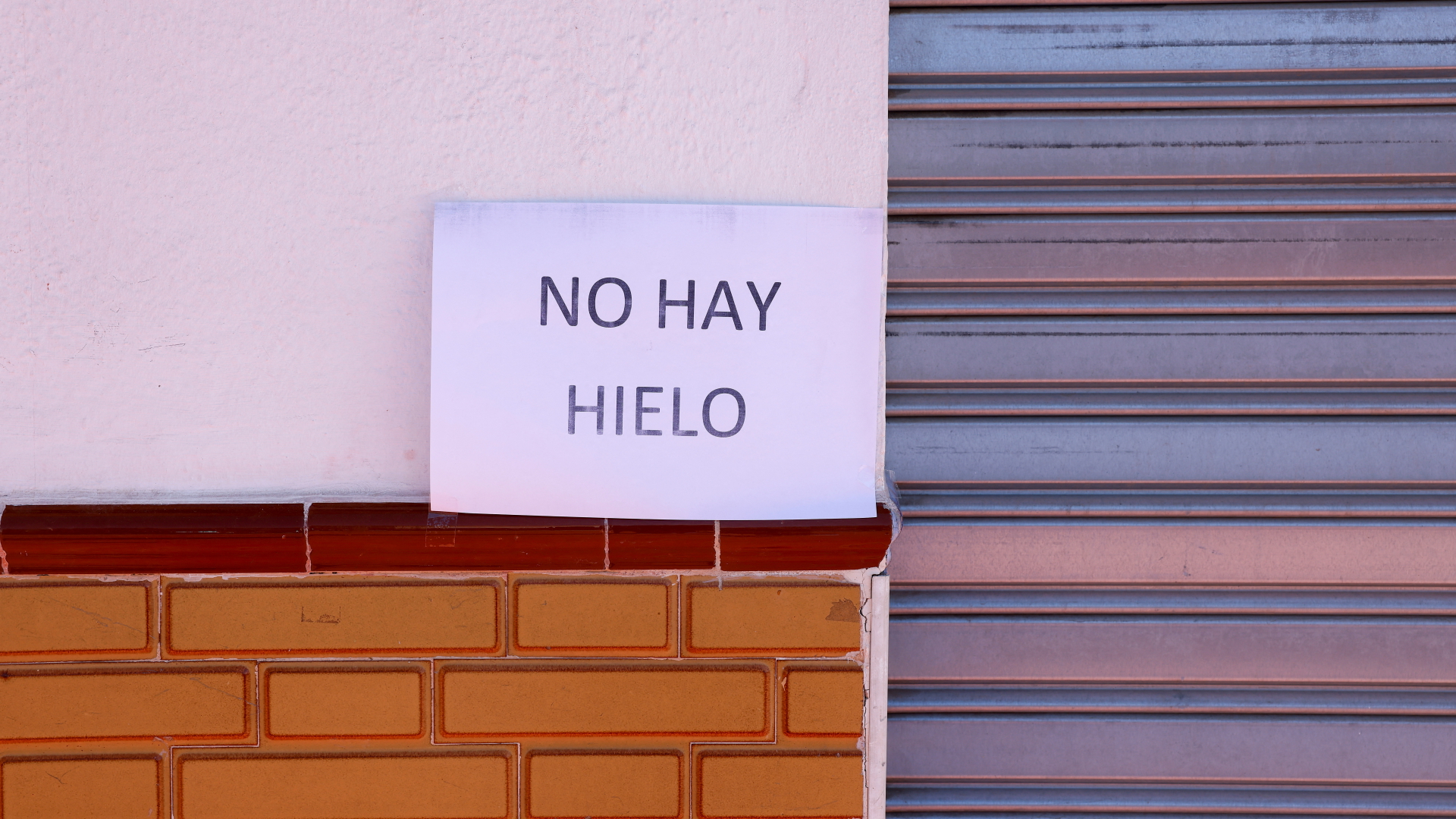"Wir haben kein Eis": Ein Schild vor einem Lebensmittelgeschäft in Madrid. | REUTERS